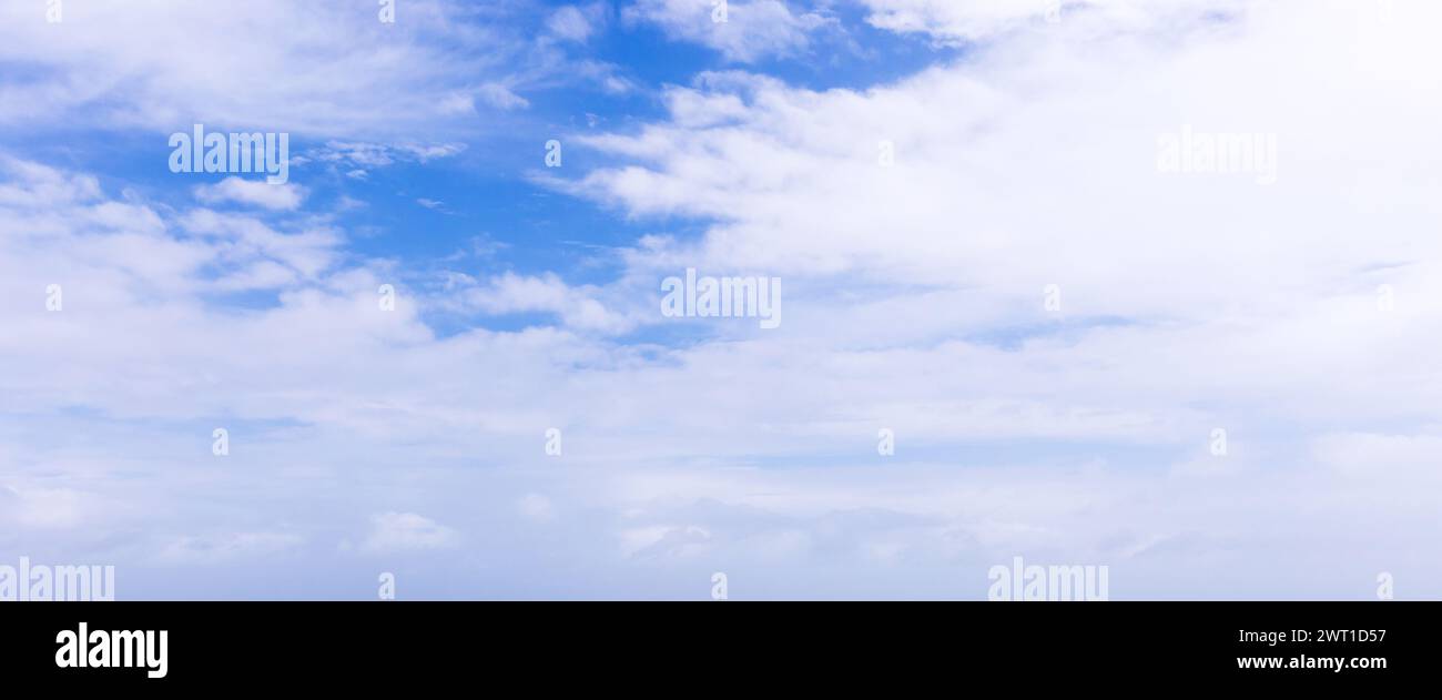 Photo de fond panoramique de ciel bleu avec des nuages altocumulus blancs sur une journée Banque D'Images