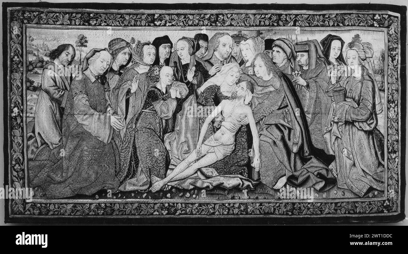 Lamentation. Inconnu c. 1490-1505 tapisserie dimensions : H 3'8' x l 6'9,25' tapisserie matériaux/techniques : laine (chaîne : 6,5-9/cm) ; laine, soie et fil métallique ; laine, soie et fil métallique (doré, trame) culture : Sud des pays-Bas historique de propriété : vendu à l'American Art Association, New York (James A. Garland sale), 3/19-20, 1909, no. 127. George Blumenthal coll., 1909. Donné au Metropolitan Museum of Art par George Blumenthal, 1941. États-Unis, New York, New York, le Metropolitan Museum of Art, accno. 41.100.2151. Christ, sans couronne d'épines, est soutenu par la Vierge Marie assistée Banque D'Images