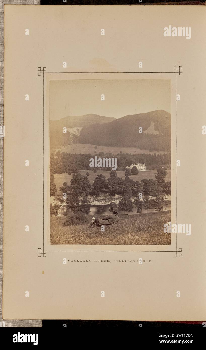 Faskally House, Killiecrankie. George Washington Wilson, photographe (écossais, 1823 - 1893) 1868 vue lointaine de Faskally House depuis une colline herbeuse de l'autre côté de la rivière Tummel. Un homme est allongé sur la colline au premier plan, dos à la caméra, portant un kilt et un chapeau. (Recto, monture) centre inférieur, typographie à l'encre noire : 'FASKALLY HOUSE, KILLIECRANKIE.' Banque D'Images