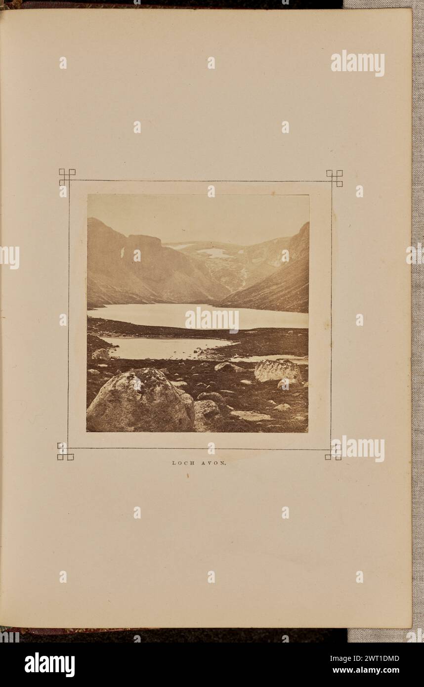 Loch Avon. George Washington Wilson, photographe (écossais, 1823 - 1893) 1868 vue du Loch Avon, ou Loch A'an, et des montagnes environnantes Cairngorm. (Recto, monture) centre inférieur, typographie à l'encre noire : 'LOCH AVON'. Banque D'Images