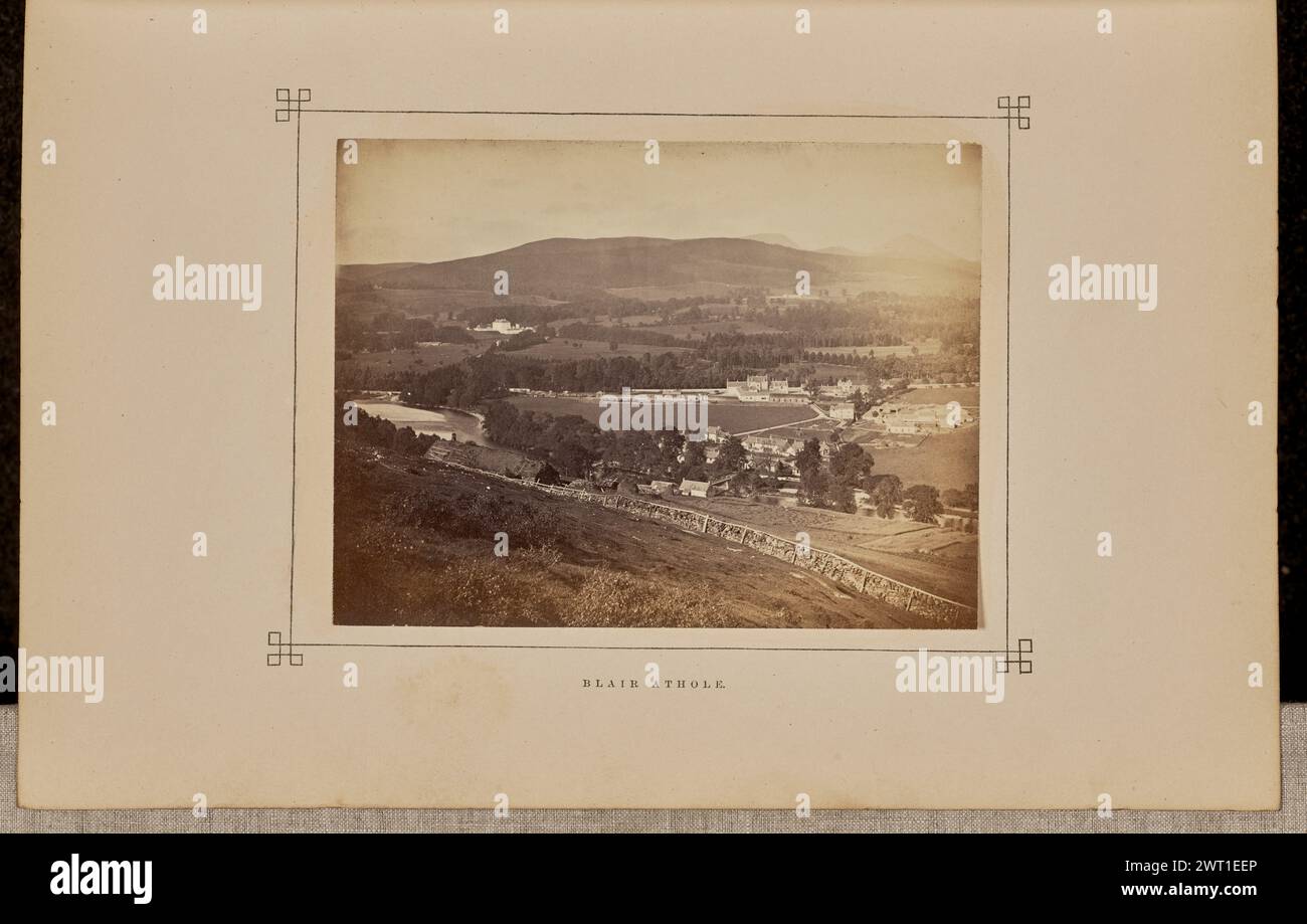 Blair Athole. George Washington Wilson, photographe (écossais, 1823 - 1893) 1868 vue du village de Blair Atholl depuis une colline, avec la rivière Garry visible sur le côté gauche de l'image. (Recto, monture) centre inférieur, typographie à l'encre noire : 'BLAIR ATHOLE.' Banque D'Images