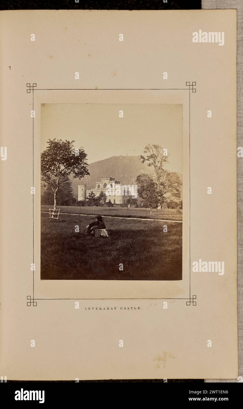 Château d'Inveraray. George Washington Wilson, photographe (écossais, 1823 - 1893) 1868 vue du château d'Inveraray de l'autre côté du champ environnant. Un chemin bordé de clôtures coupe le champ derrière un arbre entouré d'une clôture, et un homme est allongé sur le côté, le dos face au château et la tête tournée sur son épaule. (Recto, monture) centre inférieur, typographie à l'encre noire : 'CHÂTEAU D'INVERARAY'. Banque D'Images