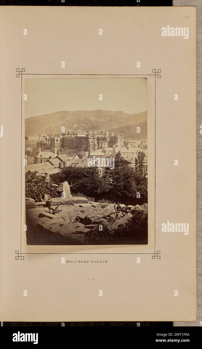 Palais de Holyrood. George Washington Wilson, photographe (écossais, 1823 - 1893) 1868 vue surélevée du palais de Holyrood de loin. (Recto, monture) centre inférieur, typographie à l'encre noire : 'HOLYROOD PALACE'. Banque D'Images