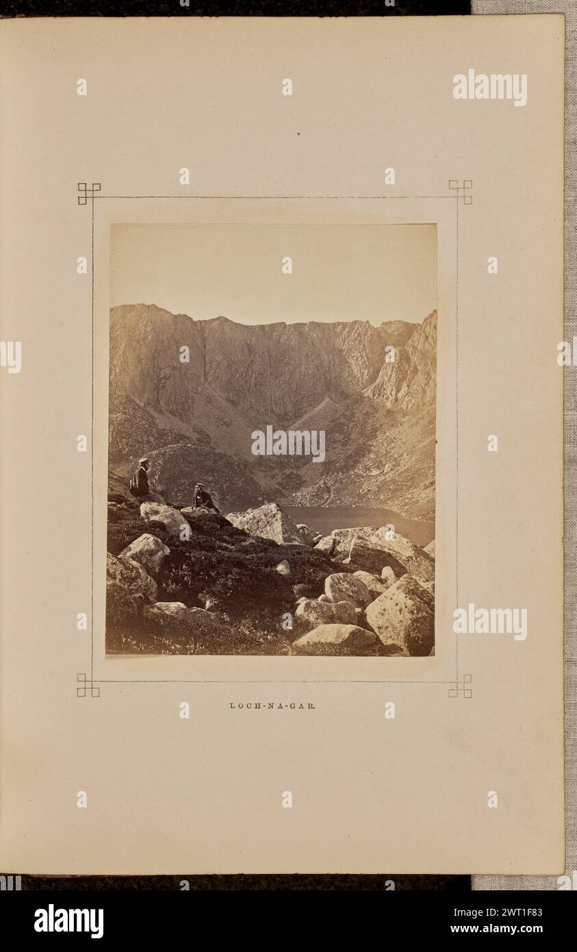 Loch-na-Gar. George Washington Wilson, photographe (écossais, 1823 - 1893) 1868 vue de la montagne Lochnagar dans les Highlands écossais. Deux hommes sont assis face à face au premier plan sur le côté gauche de l'image. (Recto, monture) centre inférieur, typographie à l'encre noire : 'LOCH-NA-GAR'. Banque D'Images
