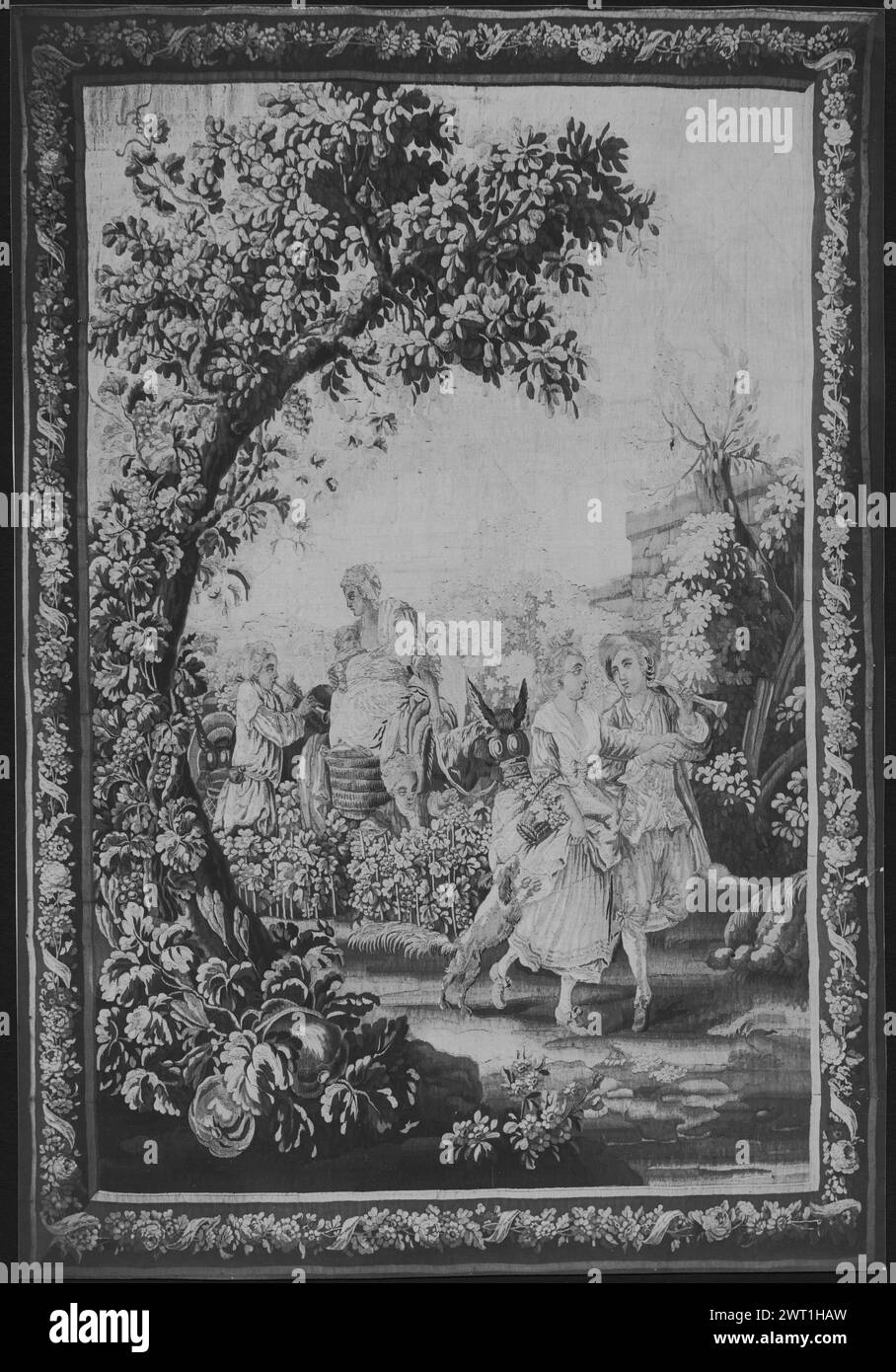 Retour des vendanges. Jeaurat, Etienne (français, 1699-1789) (dessiné après) [peintre] c. 1780-1800 tapisserie dimensions : H 8'4' x l 5'9' tapisserie matériaux/techniques : inconnu culture : Centre de tissage français : Aubusson histoire de propriété : Prince Constantin Radziwill, Château de Nieswiz, Lituanie. Duc de la Rochefoucauld, bonne-table, France. Jacques Seligmann & Co., New York. French & Co. reçu de Georges Haardt & Co., facturé le 10/06/1931, retourné le 11/11/1931. Dans un paysage avec des arbres, des vignes et des plantes à fleurs, un couple marchant côte à côte avec un chien au premier plan ; la femme est assise sur BA Banque D'Images
