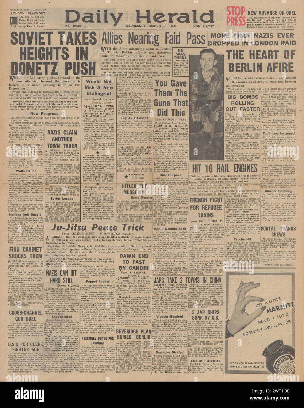 1943 Daily Herald page de couverture retraçant la bataille pour la Tunisie, les batailles sur le front de l'est et la bombe RAF Berlin Banque D'Images