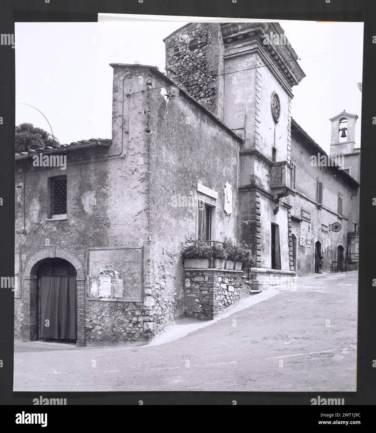 Ombrie Terni Calvi dell'Ombria S. Antonio. Hutzel, Max 1960-1990 vues extérieures et intérieures de l'église ; peintures et sculptures intérieures de la haute Renaissance et baroque ; un rare groupe sculptural sculpté en bois de 30 figures datant du milieu du XVIe siècle. Notes de l'objet : Hutzel a tourné cette campagne en 1984. Photographe et érudit d'origine allemande Max Hutzel (1911-1988) photographié en Italie du début des années 1960 jusqu'à sa mort. Le résultat de ce projet, désigné par Hutzel comme Foto Arte Minore, est une documentation approfondie du développement historique de l'art en Italie jusqu'au XVIIIe siècle, y compris objec Banque D'Images