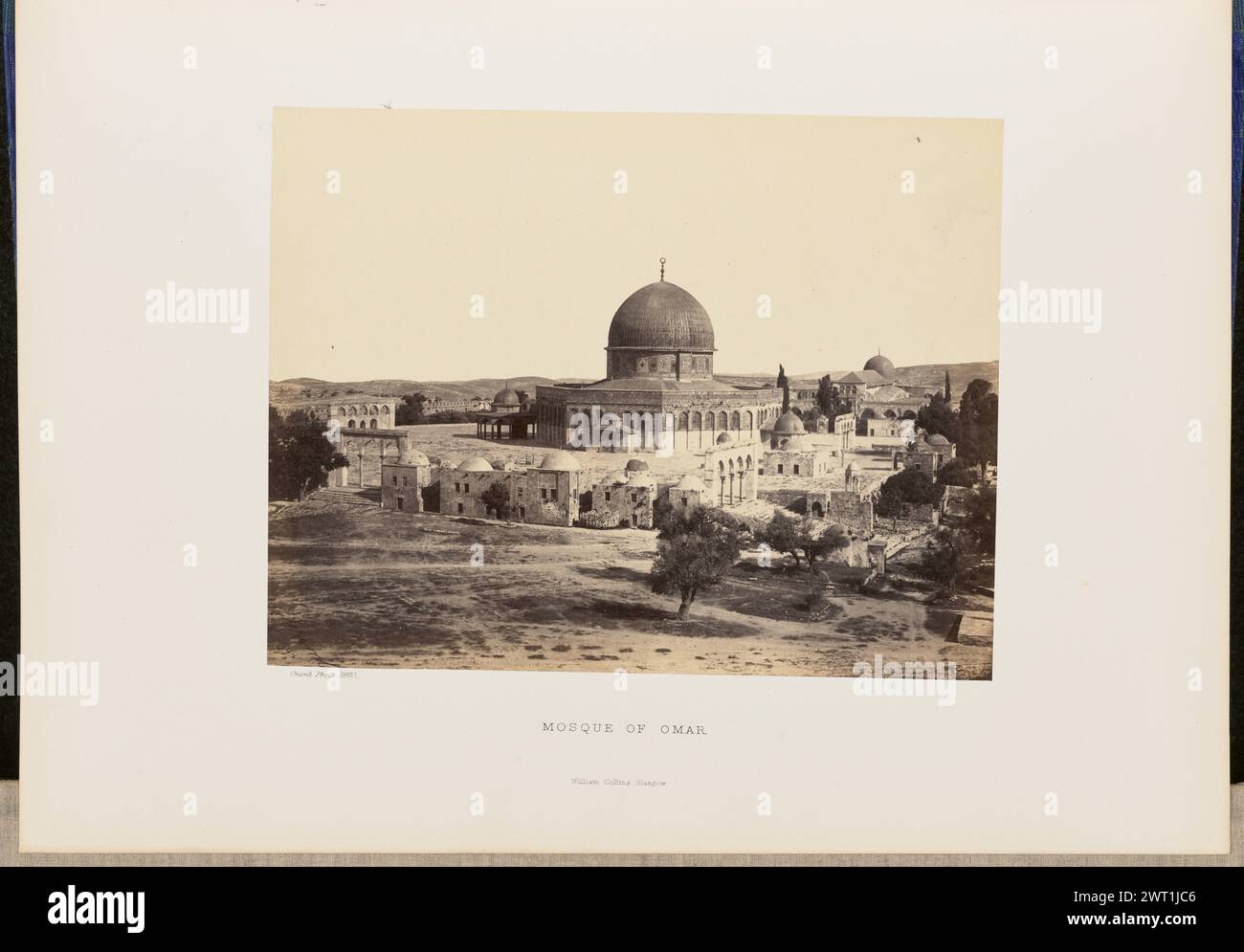 Mosquée d'Omar. John Cramb, photographe (écossais, actif des années 1850 - 1860) 1860 vue légèrement surélevée du Dôme du Rocher au Mont du Temple à Jérusalem. Le dôme de la mosquée al-Aqsa est visible en arrière-plan. (Recto, monture) en bas à gauche, en dessous de l'impression, typographie à l'encre noire : 'Cramb, photo. 1860. » Centre inférieur, typographie à l'encre noire : 'MOSQUE OF OMAR [identification incorrecte]' 'William Collins, Glasgow.' (Verso, monture) en bas à gauche, écrit à la main au crayon : 'IB 51,16 (CRA)' Banque D'Images