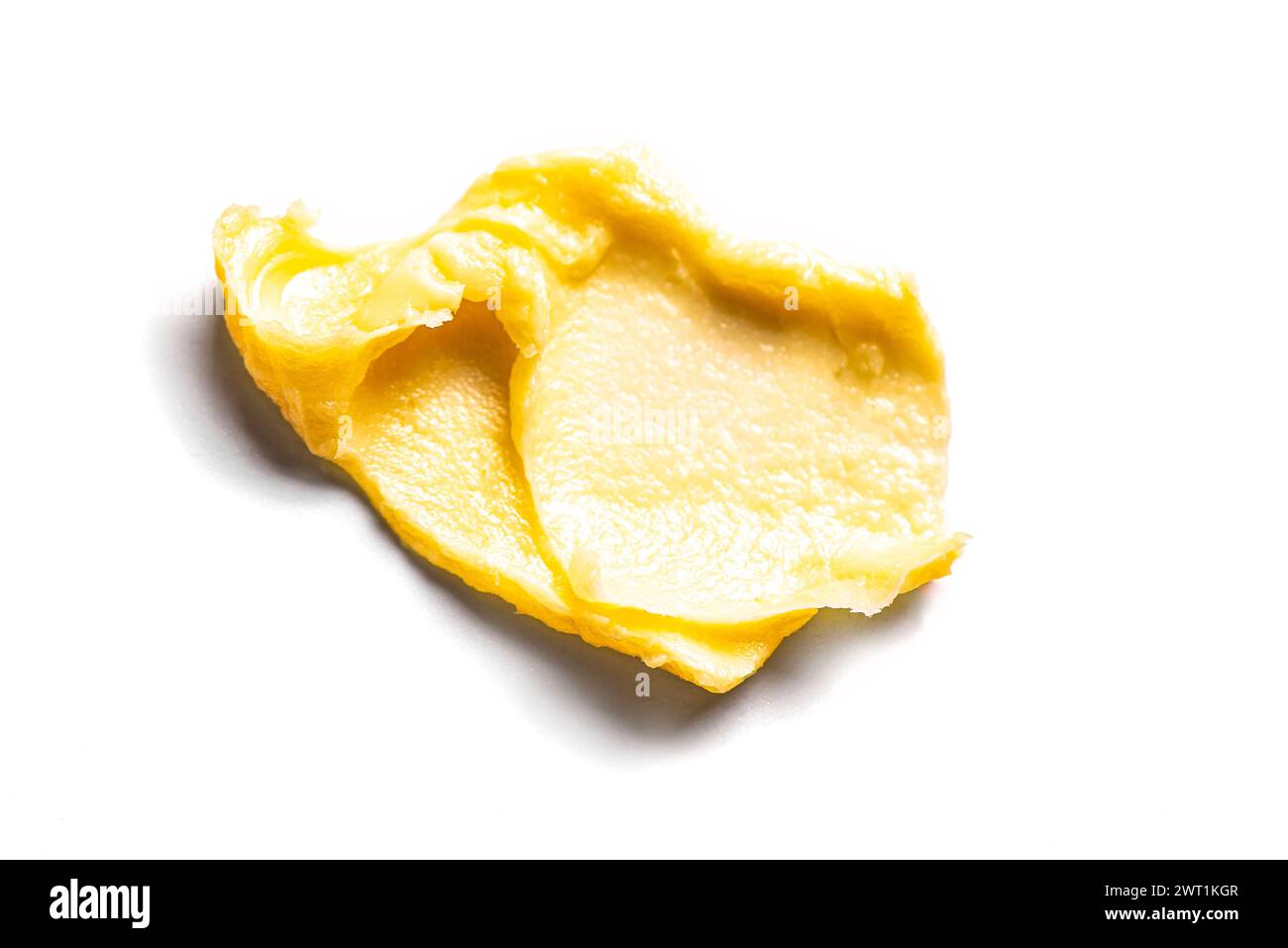 Maculage de crème cosmétique jaune isolé sur fond blanc. Coup de beurre de corps riche, produit cosmétique d'argile. Banque D'Images