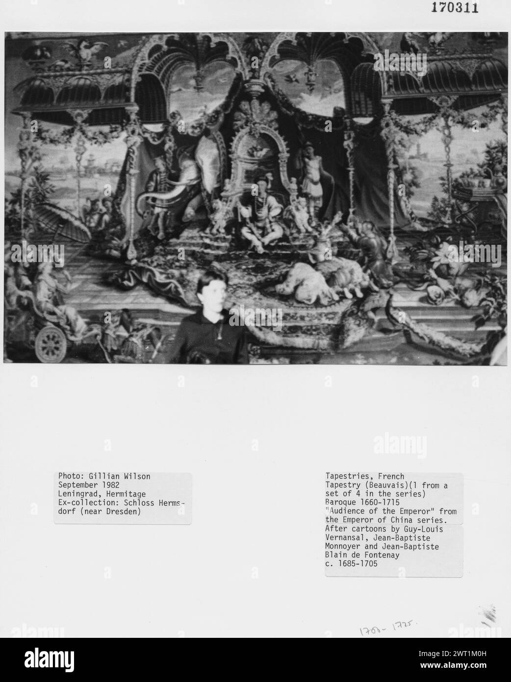 Audience de l'Empereur. Vernansal, Guy-Louis (français, 1648-1729) (auteur du dessin) [peintre] Monnoyer, Jean-Baptiste (français, 1636-1699) (auteur du dessin) [peintre] Belin, Jean-Baptiste I (français, 1653-1715) (auteur du dessin) [peintre] c. 1700-1725 tapisserie matériaux/techniques : laine et soie culture : Centre de tissage français : Beauvais Scholss Hermsdorf, près de Dresde, propriété de la famille Schönburg-Waldenburg en 1904 (ensemble de 5 pièces). Russie, Saint-Pétersbourg, Hermitage. Dans le pavillon fantastique sur la terrasse extérieure avec de lourds rideaux suspendus à 2 arches, Empereur est assis sur le coussin A. Banque D'Images