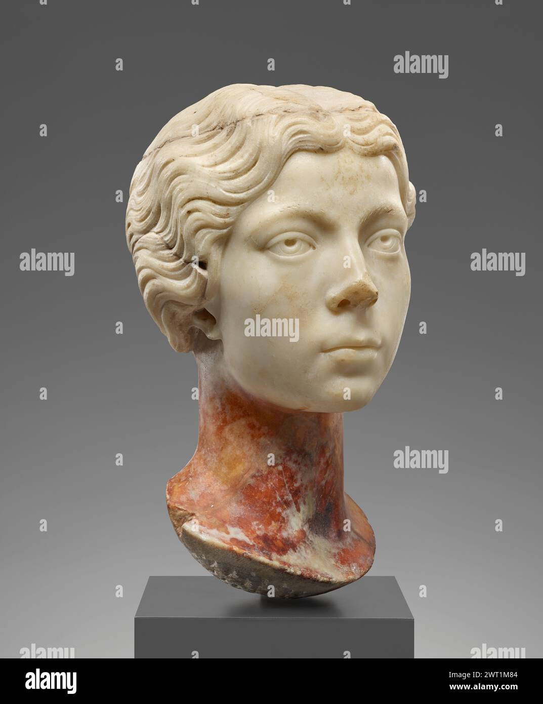 Portrait tête d'une jeune femme. Inconnu A.D. 170–190 la tête, avec son cou entier, a été sculptée pour être insérée dans le corps séparé d'une statue pleine longueur. C'est le portrait d'une jeune femme, c'est-à-dire encore adolescente, tenant la tête haute sur un long cou élancé. Son visage est en forme de cœur avec un front haut, et les pentes allongées des joues mènent à un petit menton légèrement pointu. Ses yeux larges et larges sont encadrés par des paupières légèrement arrondies ; l'iris et les pupilles sont indiqués par des incisions et des trous profonds, respectivement. Le nez est droit, avec seulement la moindre courbure convexe Banque D'Images