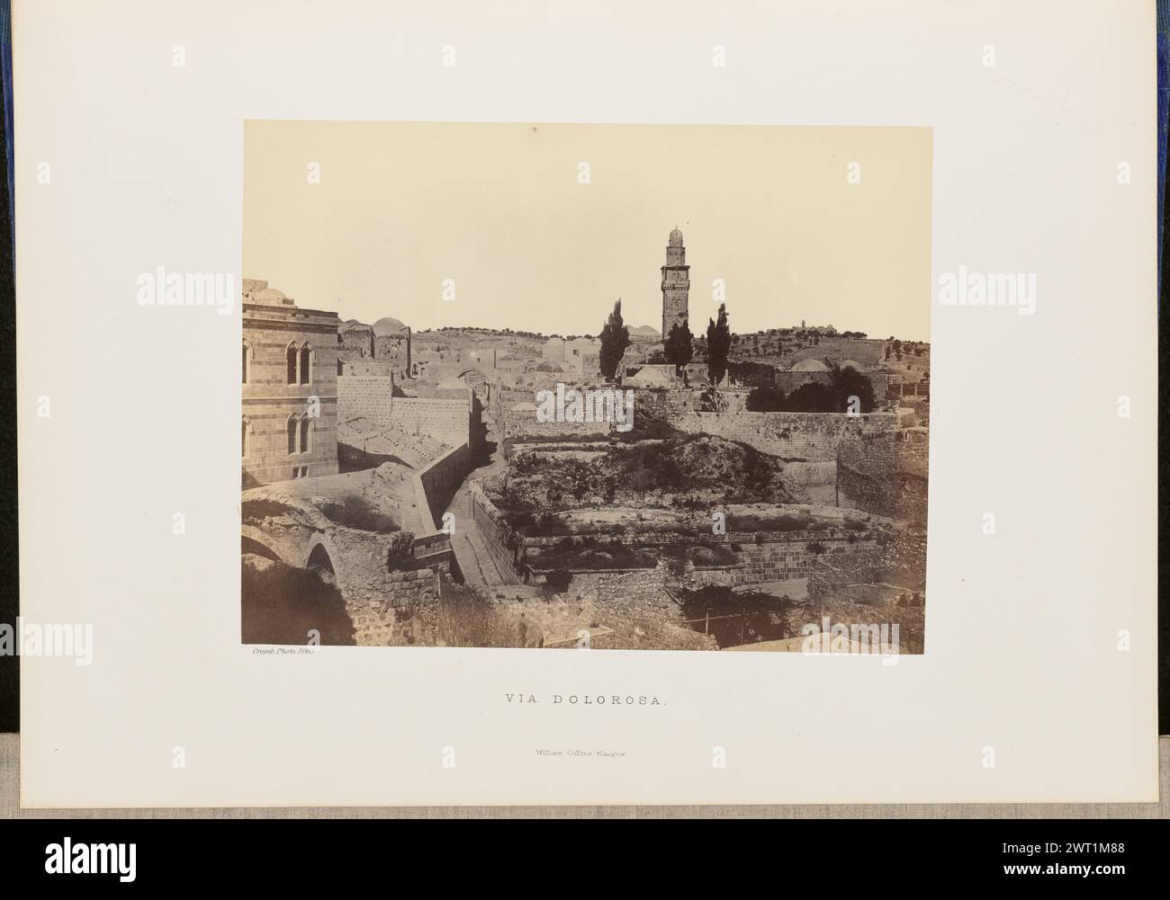 Via Dolorosa. John Cramb, photographe (écossais, actif des années 1850 - 1860) 1860 vue surélevée de Jérusalem avec la via Dolorosa serpentant à travers les bâtiments et les ruines. Le minaret Ghawanima, l'un des quatre minarets du Mont du Temple, s'élève au-dessus des bâtiments de la ville au centre de l'image. (Recto, monture) en bas à gauche, en dessous de l'impression, typographie à l'encre noire : 'Cramb, photo. 1860. » Centre inférieur, typographie à l'encre noire : 'VIA DOLOROSA'. William Collins, Glasgow. (Verso, monture) en bas à gauche, écrit à la main au crayon : 'IB 51,17 (CRA)' Banque D'Images
