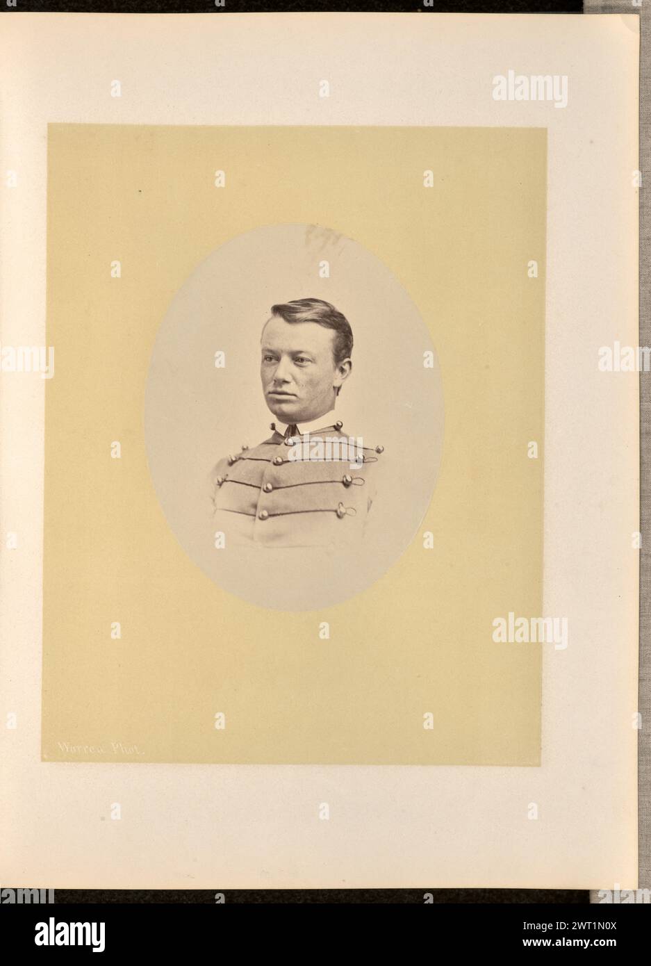 Portrait d'un homme. George Kendall Warren, photographe (américain, 1834 - 1884) 1868 Portrait de profil d'un homme vêtu d'un uniforme de cadet. Il fait face à la zone gauche de l'image. Banque D'Images