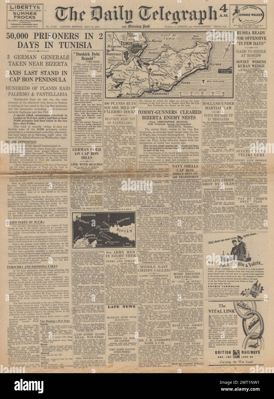 1943 la page d'accueil du Daily Telegraph rapporte que les forces de l'axe se rendent en Afrique du Nord et que l'US Air Force bombarde Palerme Banque D'Images