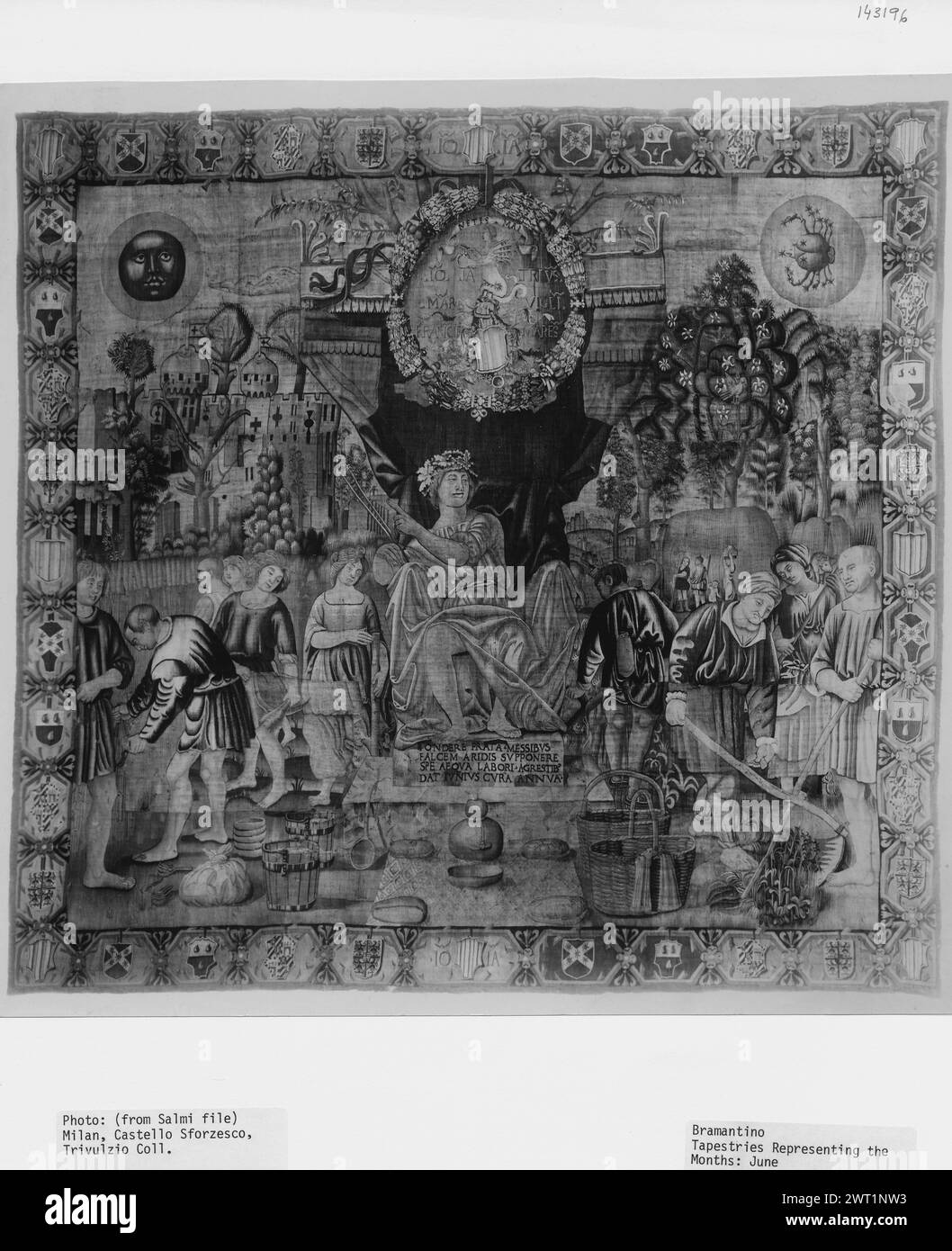 Juin : fauche du foin. Bramantino (italien, CA.1465-1530) (auteur du design, attr.) [Peintre] Benedetto da Milano (Italien, acte. CA.1503) (atelier) [tisserand] c. 1501-1507 dimensions de tapisserie : H 4,85-5,20 x l 4.55-485 m tapisserie matériaux/techniques : inconnu culture : Centre de tissage italien : , LombardyVigevano historique de propriété : commandé par Gian Giacomo Trivulzio (1436-1518). Italie, Lombardie, Milano, Milan, Castello sforzesco, Civiche raccolte d'Arte antica. Inscriptions : inscription dans le champ central inférieur, sur le quai : TONDERE PRATA MESSIBVS / FALCEM ARDIS SVPPONERE / SPE AEOVA LABORI AGRESTIB / Banque D'Images