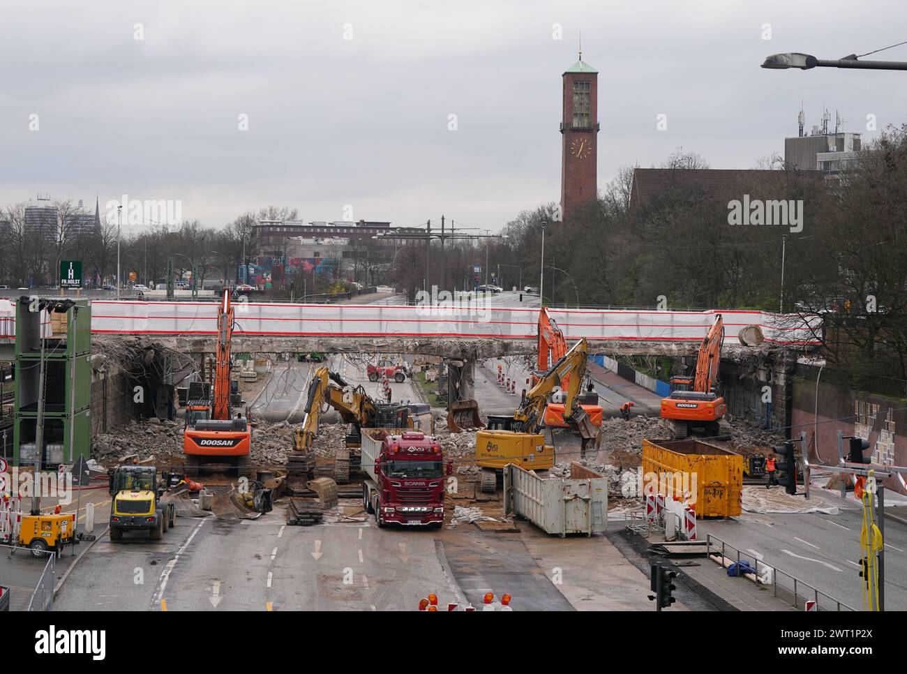 Hambourg, Allemagne. 15 mars 2024. Des excavatrices démolissent le pont Berlinertordammbrücke à Berliner Tor. Le pont sur le Bürgerweide est en cours de démolition. Le pont Berlinertordamm enjambe à la fois la voie ferrée et la route fédérale B75 Bürgerweide. C’est pourquoi cette importante route, qui fait partie de la B75, doit rester entièrement fermée ce week-end. Crédit : Marcus Brandt/dpa/Alamy Live News Banque D'Images