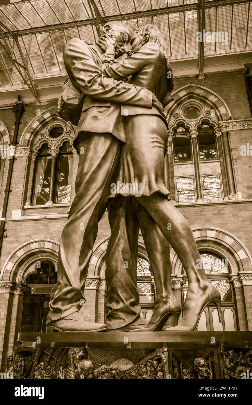 The Meeting place Scupture de Paul Day à St Pancras Station, Londres, Angleterre. Banque D'Images