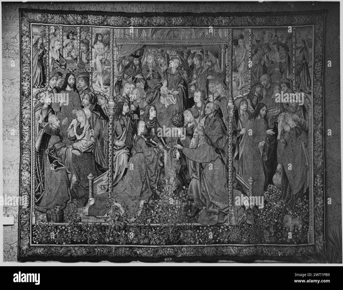 Naissance du Christ : Nativité et autres scènes. COTER, Colijn de (Netherlandish (avant 1600) - Flandre, CA.1455-CA.1538) (Designed after, attr.) [Peintre] Aelst, Pieter van (Netherlandish (avant 1600) - Flandre, Act.1495-1532) (atelier, attr.) [tisserand] c. 1500-1510 tapisserie dimensions : H 350 x l 455 cm tapisserie matériaux/techniques : laine ; soie ; fil métallique (or) ; fil métallique (argent) culture : Sud des pays-Bas histoire de la propriété : inventaire de Carlos II (1701-1703). Inventaire de Carlos III (1788). Inventaire de Fernando VII (1834). Espagne, Madrid, Palacio Real de Madrid, accno. A.361- Banque D'Images