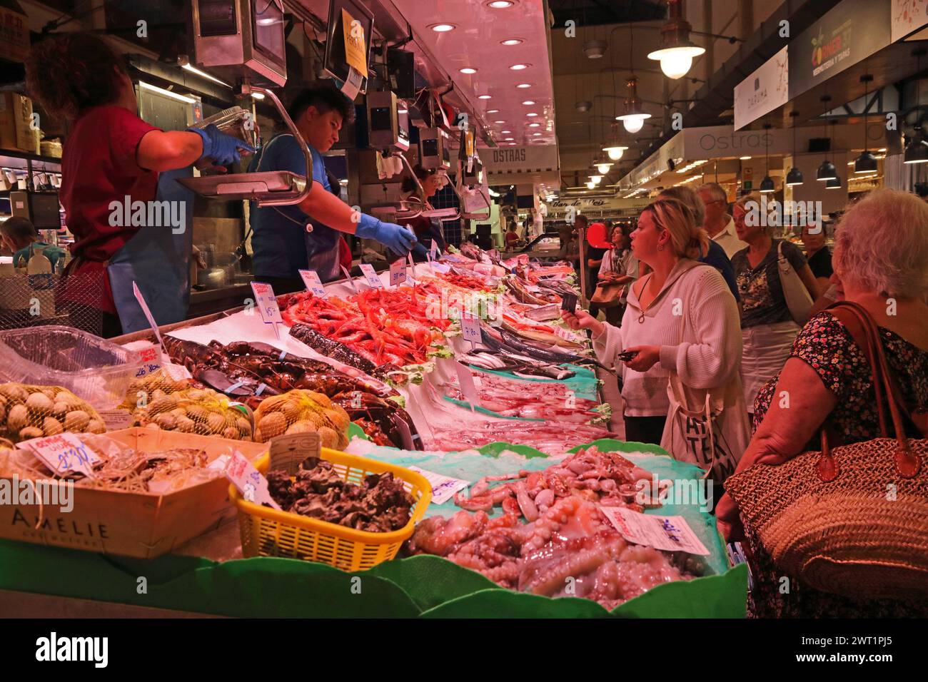 Poisson frais sur le stand de poissonnier à Mercat de l'Olivar, Palma Banque D'Images