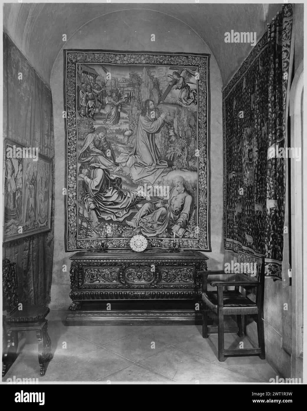 Agonie du Christ. Inconnu c. 1520-1530 tapisserie dimensions : H 9'8' x W 7' tapisserie matériaux/techniques : laine et soie culture : Sud des pays-Bas histoire de propriété : Duc d'Estremera coll., Espagne. French & Co. acheté de Lionel Harris, facturé le 7 décembre 1928 ; vendu MRS Percy Straus 9/29/1928 [SS 32473]. French & Co. acheté aux galeries Parke-Bernet (vente Straus) 10/13/1945 [SS 43775]. Allemagne, Hambourg, Hambourg, Museum für Kunst und Gewerbe, accno. 1960.107/St.150. Sur le Mont des oliviers (Oelberg), le Christ prie dans le jardin de Gethsémané pendant la nuit près de 3 apsotles endormis ; l'ange apparaît dans le ciel Banque D'Images