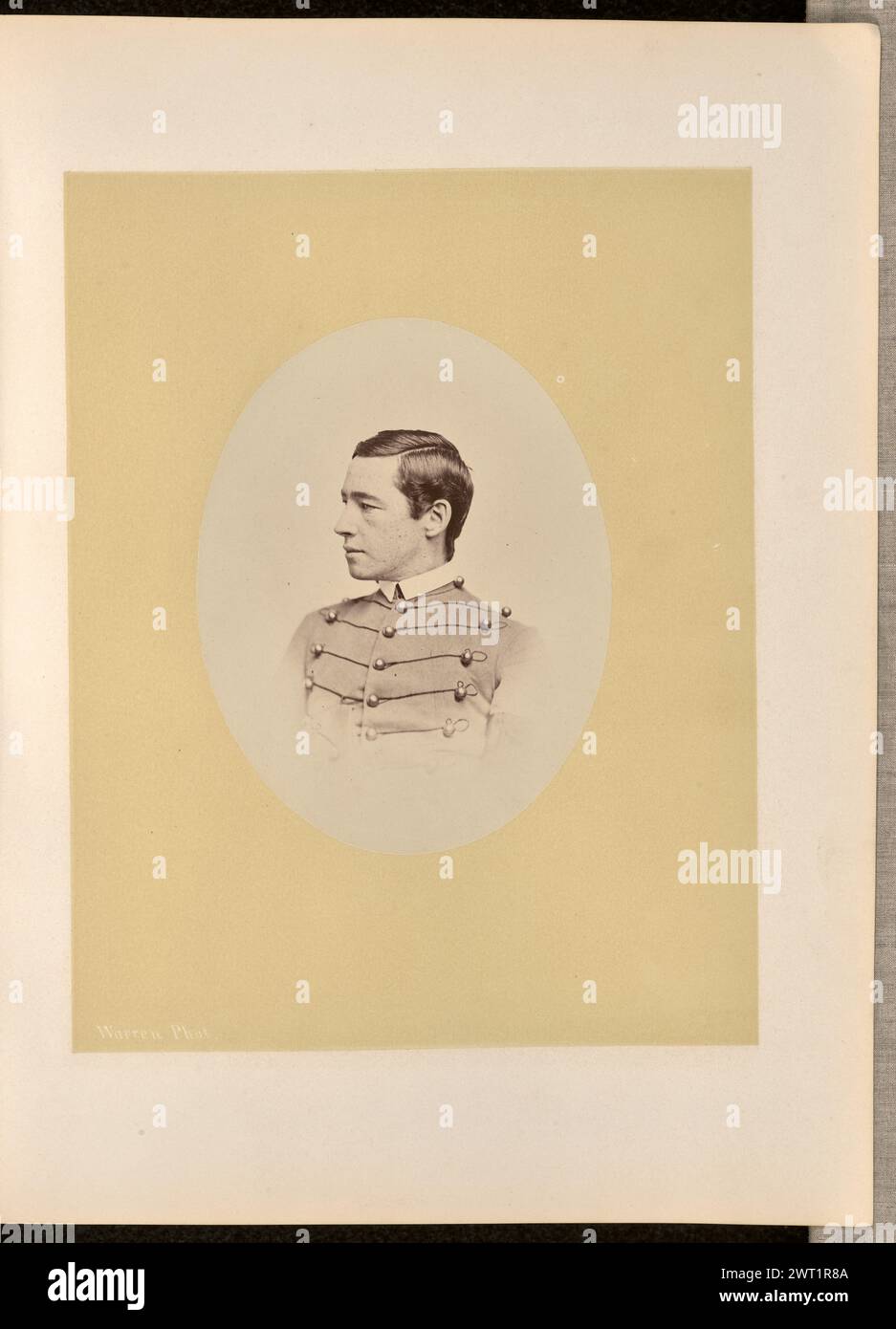 Portrait d'un homme. George Kendall Warren, photographe (américain, 1834 - 1884) 1868 Portrait d'un homme vêtu d'un uniforme de cadet. Il fait face à la zone gauche de l'image. Banque D'Images