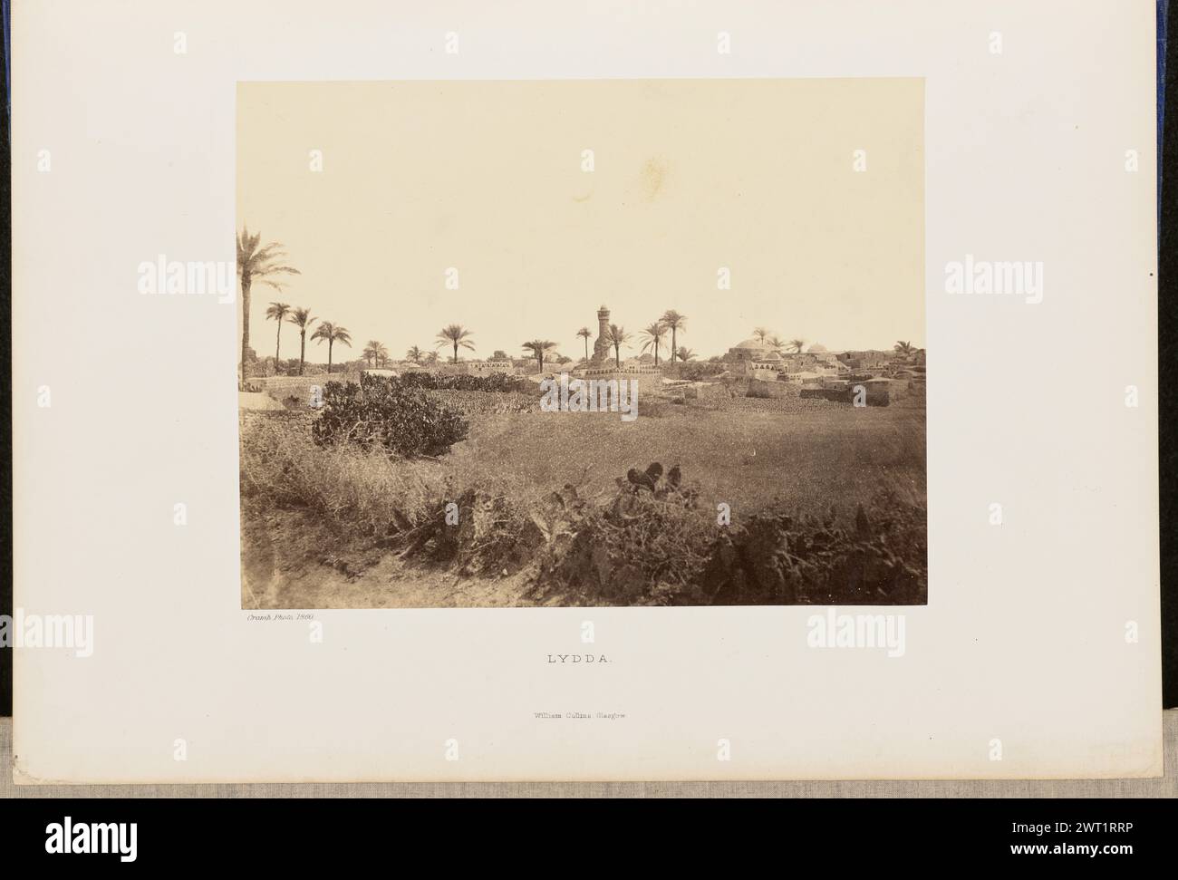 Lydda. John Cramb, photographe (écossais, actif années 1850 - années 1860) 1860 vue lointaine de la ville de Lod, avec l'église de tous George et les dômes d'une mosquée visibles parmi les bâtiments de la ville. (Recto, monture) en bas à gauche, en dessous de l'impression, typographie à l'encre noire : 'Cramb, photo. 1860. » Centre inférieur, typographie à l'encre noire : 'LYDDA'. William Collins, Glasgow. (Verso, monture) en bas à gauche, écrit à la main au crayon : 'IB 51,2 (CRA)' Banque D'Images