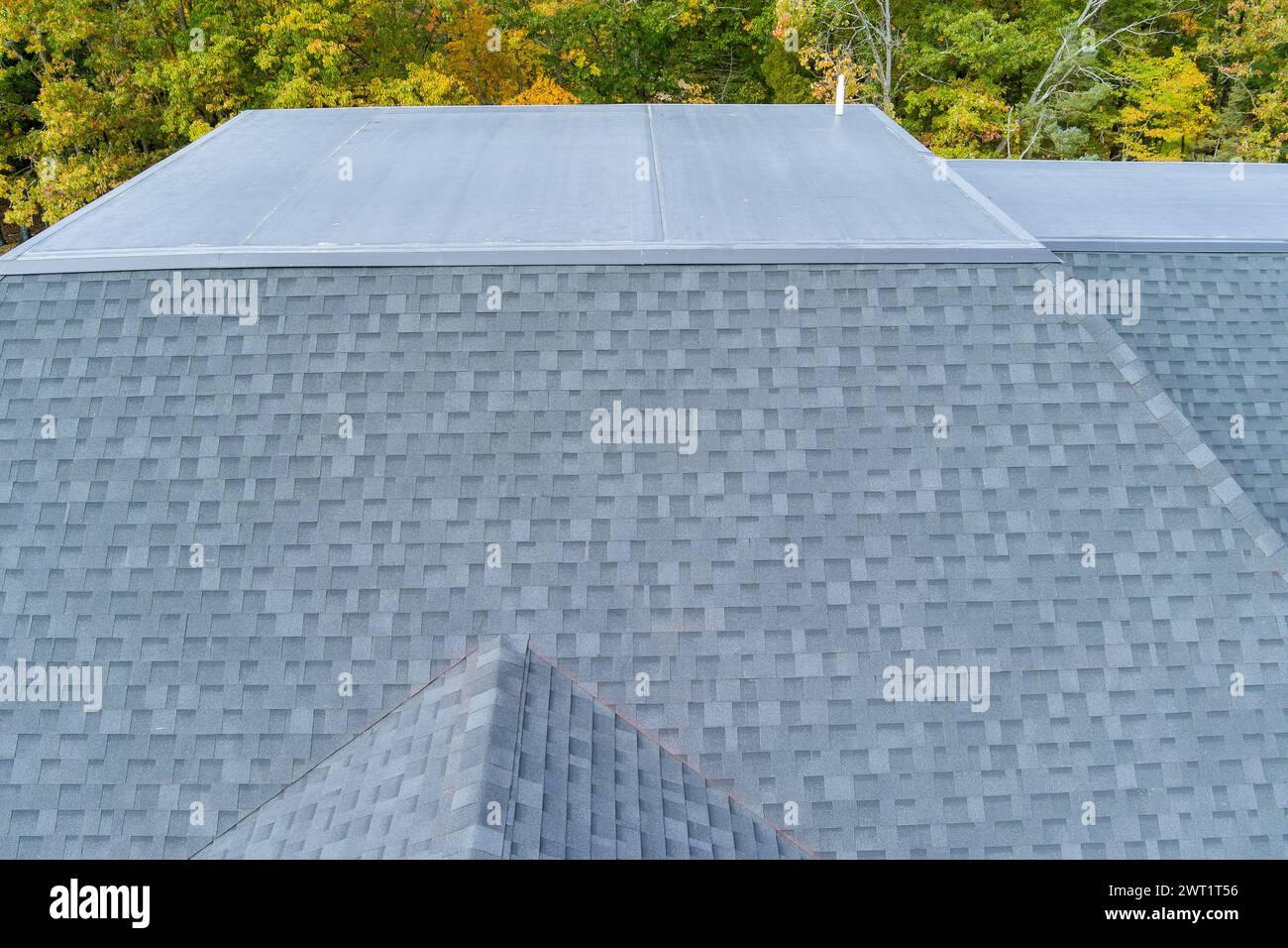 Les bardeaux d'asphalte sont utilisés comme matériaux de toiture sur le toit de la maison nouvellement construite Banque D'Images