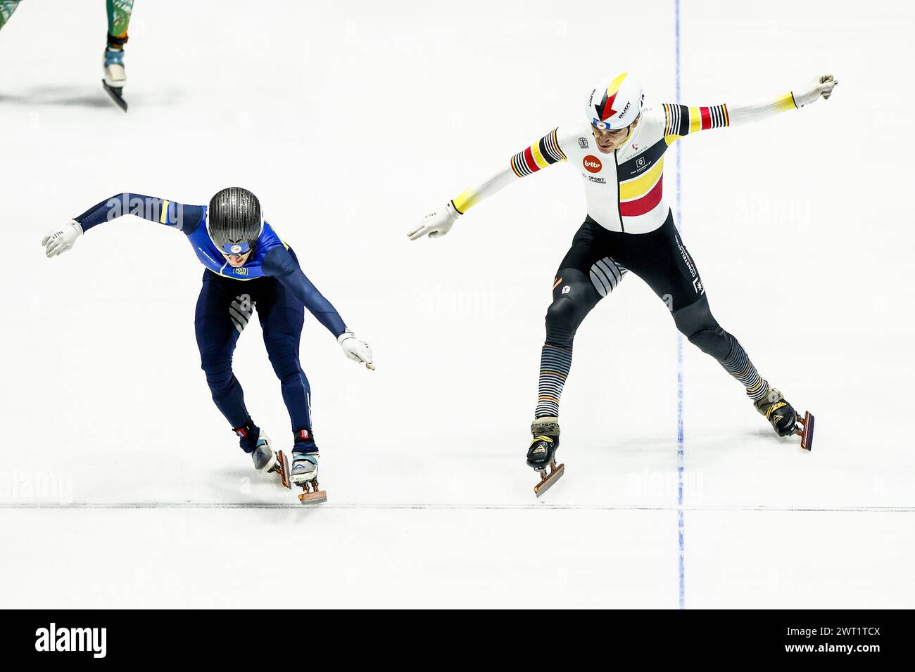 ROTTERDAM - 05/03/2024, (de gauche à droite) Oleh Handei (UKR), Stijn Desmet (bel) lors des quarts de finale du 1500 mètres hommes aux Championnats du monde sur courte piste à Ahoy. ANP KOEN VAN WEEL Banque D'Images