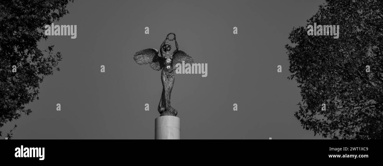 Une photo en niveaux de gris de la statue du guerrier Park Woman à Skopje, Macédoine Banque D'Images