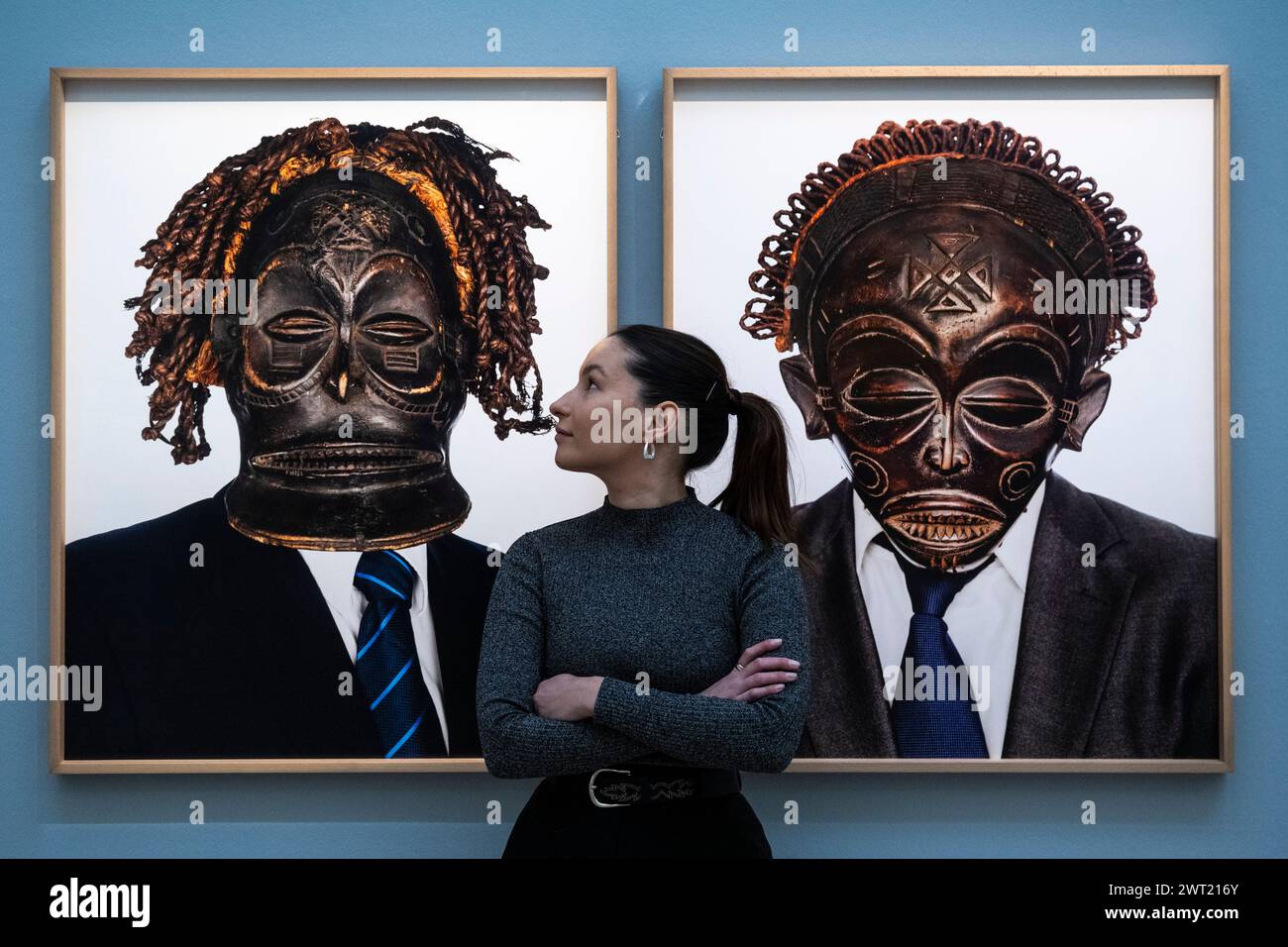 Londres, Royaume-Uni. 15 mars 2024. Un membre du personnel avec 'Jacinto P. Muafumba, Luanda', 2012, & Moises F. Baribanga, Luanda', 2012, série Tipo passe, par Edson Chagas (est. £5 000 - 7 000) lors d'un aperçu de Sotheby's Modern & Contemporary African vente. Les lots seront mis aux enchères le 21 mars dans les galeries Sotheby’s New Bond Street. Credit : Stephen Chung / Alamy Live News Banque D'Images