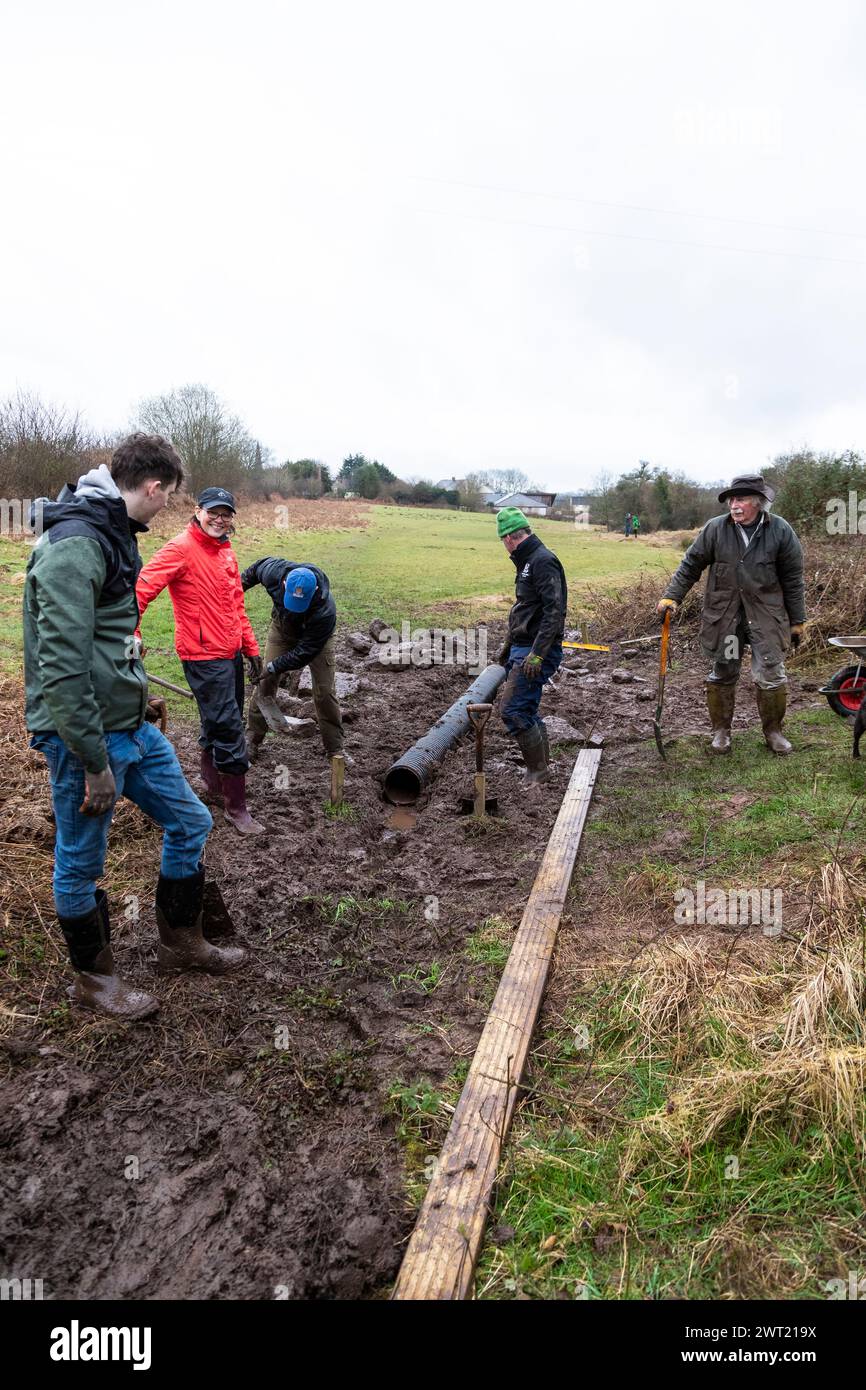 14 mars 2024, conservation Volunteers en action à Wet Meadows, Trellech, pays de Galles, Banque D'Images