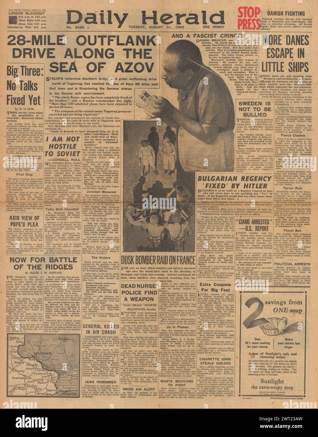 1943 Daily Herald page de couverture faisant état de l'avance de l'Armée rouge sur la mer d'Azov et la flotte de couteliers de la marine danoise Banque D'Images