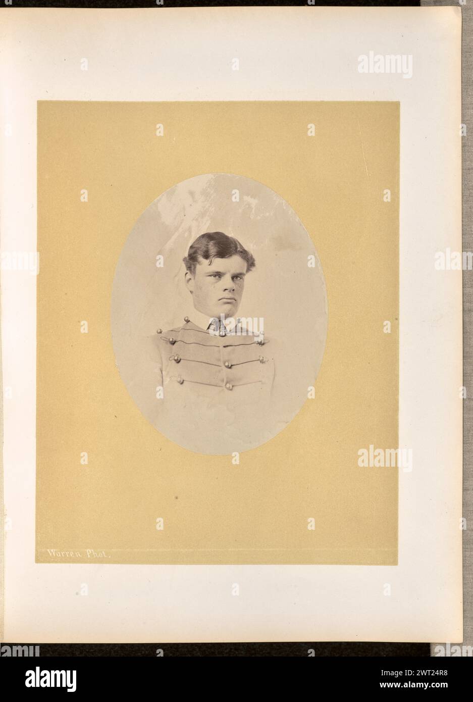 Portrait d'un homme. George Kendall Warren, photographe (américain, 1834 - 1884) 1868 Portrait d'un homme, peut-être George Montgomery Harris, vêtu d'un uniforme de cadet. Il fait face à la zone droite de l'image avec une expression sévère. Banque D'Images
