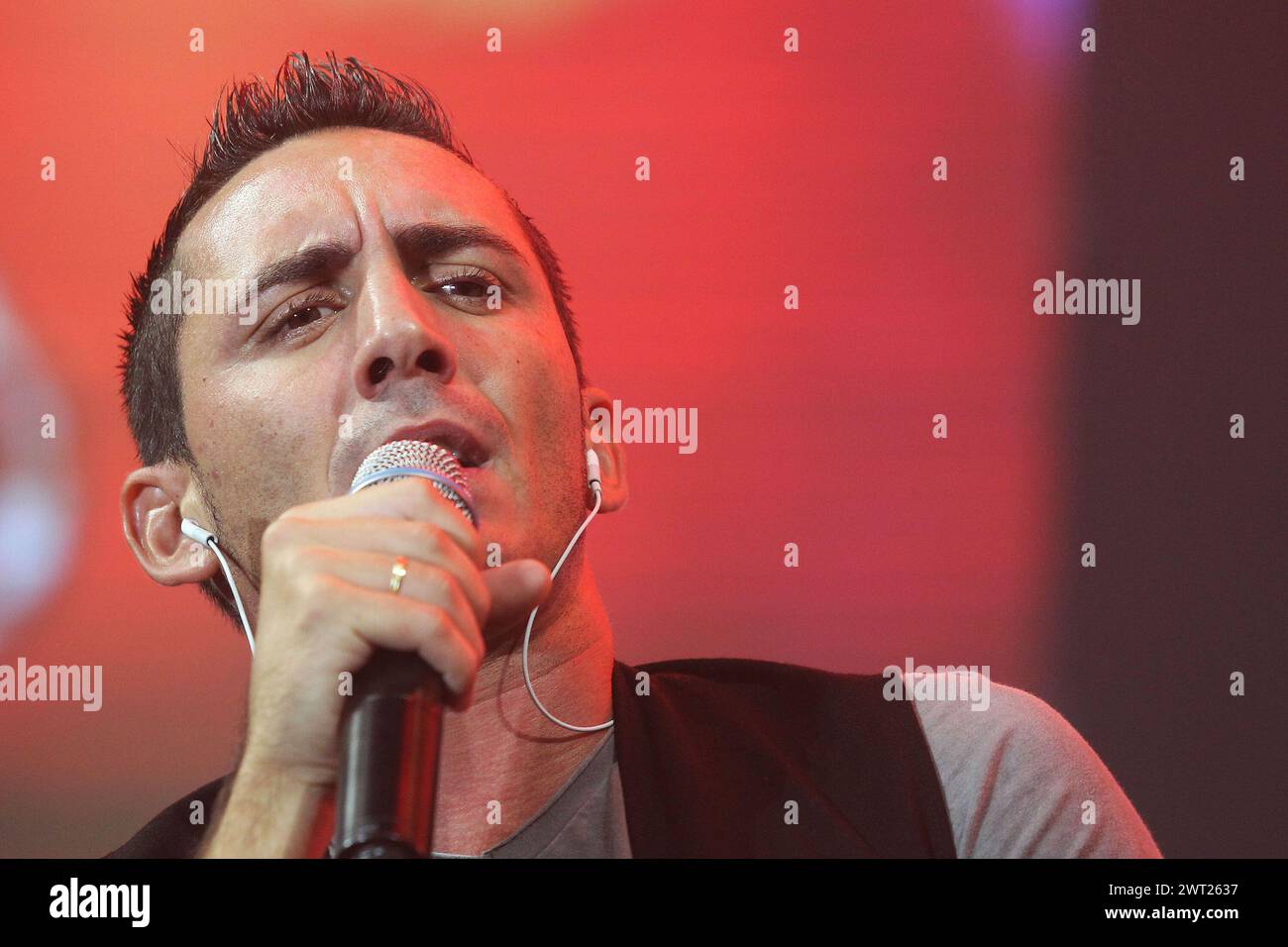 Francesco Silvestre, leader et chanteur du groupe pop Modà, lors d'un concert à Palapartenope Banque D'Images