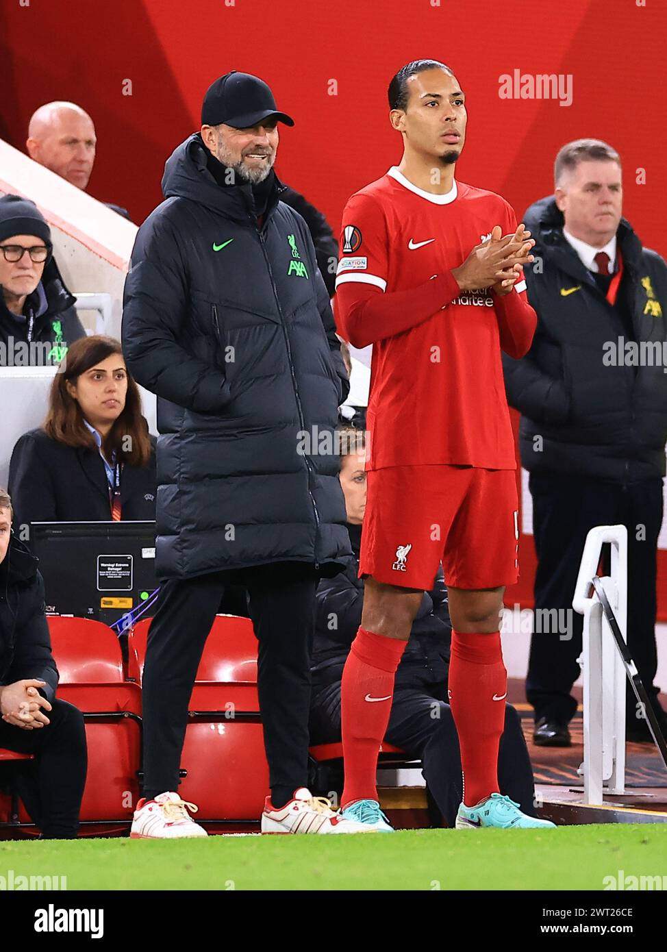 Liverpool, Royaume-Uni. 14 mars 2024. Le manager de Liverpool, Jurgen Klopp, est aux côtés de Virgil van Dijk de Liverpool pendant le Liverpool FC v AC Sparta Prague dernier 16, 2e manche UEFA Europa League match à Anfield, Liverpool, Angleterre, Royaume-Uni le 14 mars 2024 Credit : Every second Media/Alamy Live News Banque D'Images