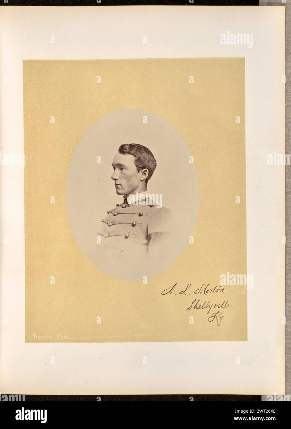 A.L. Morton, Shelbyville, Kentucky.. George Kendall Warren, photographe (américain, 1834 - 1884) 1868 Portrait d'Alexander Logan Morton en uniforme de cadet. Il fait face à la zone gauche de l'image. (Recto, monture) en bas à droite, à l'encre noire, dans la main du gardien : 'A.L. Morton / Shelbyville / Ky'; Banque D'Images