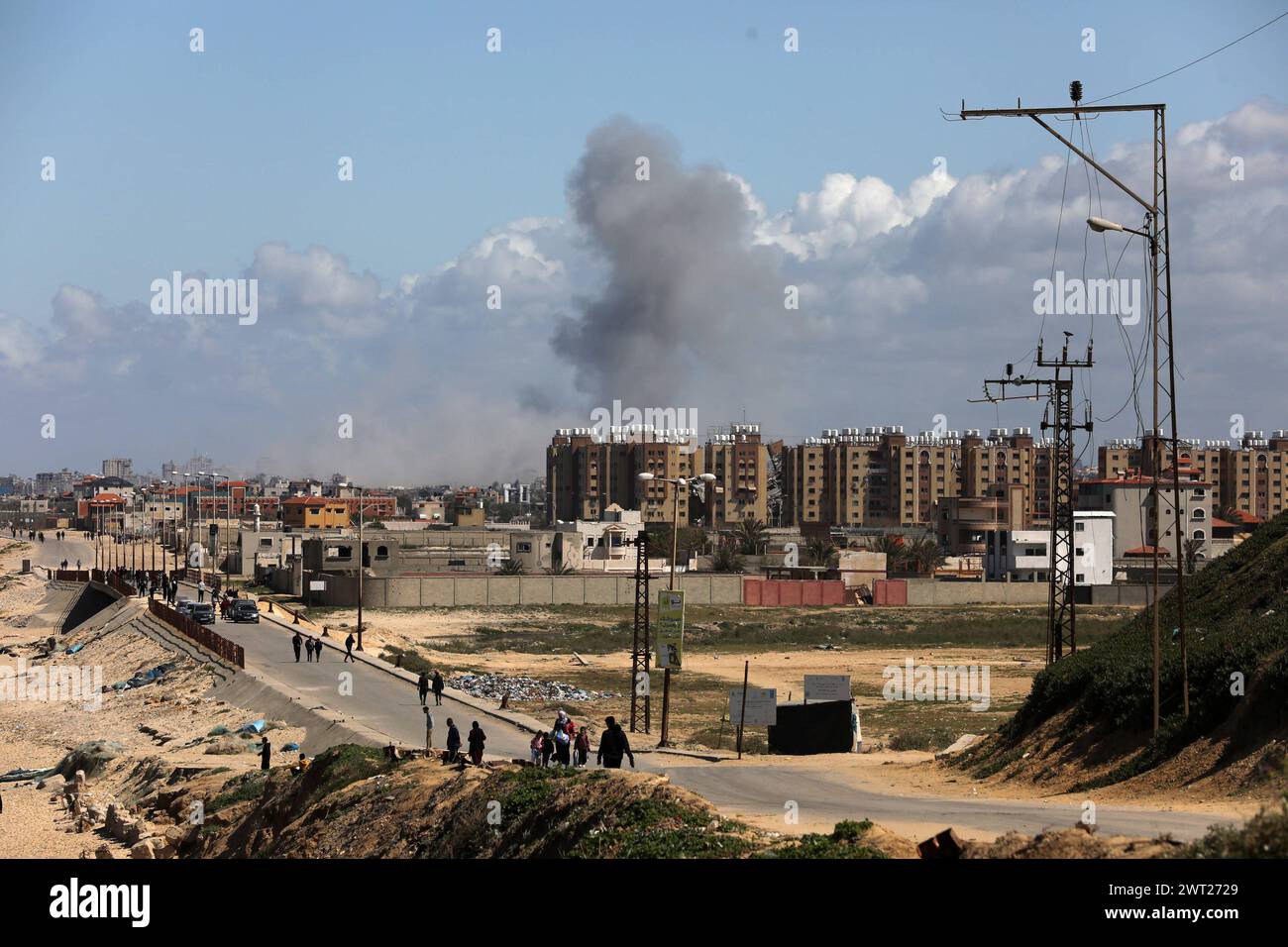 La fumée monte au-dessus de la zone résidentielle suite aux attaques israéliennes dans la ville de Gaza la fumée monte au-dessus de la zone résidentielle suite aux attaques israéliennes dans la ville de Gaza, Gaza, le 15 mars 2024. Photo Omar Ashtawy apaimages ville de Gaza bande de Gaza territoire palestinien 150324_Gaza_OSH_001 Copyright : xapaimagesxOmarxAshtawyxxapaimagesx Banque D'Images