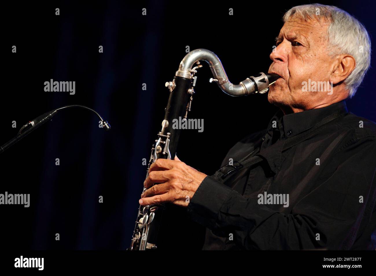 Le saxophoniste de jazz Michel Portal, lors d'un concert au festival de jazz de Pomigliano Banque D'Images