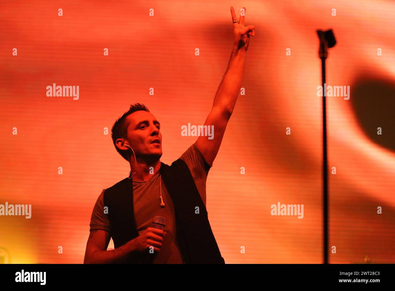 Francesco Silvestre, leader et chanteur du groupe pop Modà, lors d'un concert à Palapartenope Banque D'Images