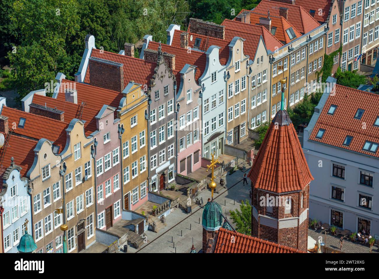 Une ligne de maisons historiques dans la vieille ville de Gdansk, Pologne. Banque D'Images