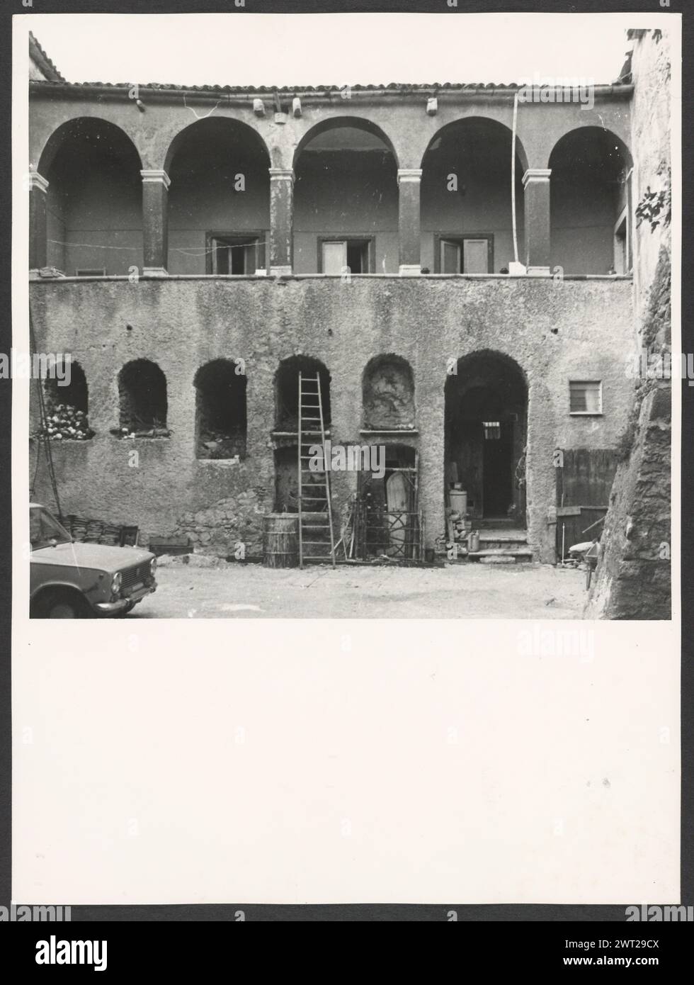 Molise Isernia Isernia vues générales. Hutzel, Max 1960-1990 médiéval. Post-médiéval : vues générales de la ville, des rues et de la piazze, y compris l'architecture et la sculpture architecturale. Photographe et érudit d'origine allemande Max Hutzel (1911-1988) photographié en Italie du début des années 1960 jusqu'à sa mort. Le résultat de ce projet, appelé Foto Arte Minore par Hutzel, est une documentation approfondie du développement historique de l'art en Italie jusqu'au XVIIIe siècle, y compris des objets des Étrusques et des Romains, ainsi que des monuments médiévaux, romans, gothiques, Renaissance et baroques. Images Banque D'Images