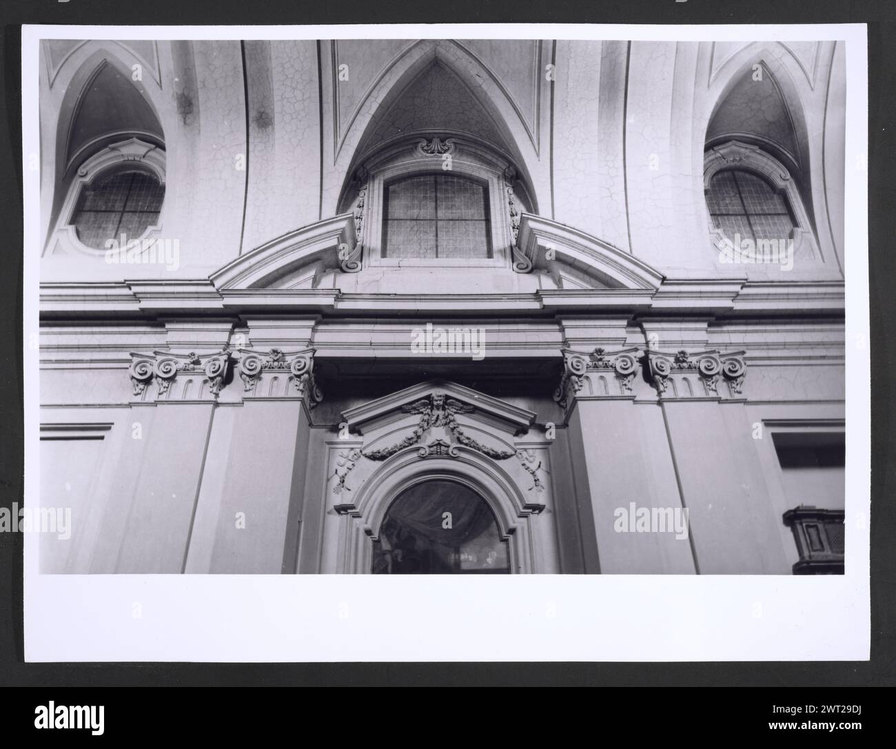 Ombrie Terni Calvi dell'Ombria S. Antonio8. Hutzel, Max 1960-1990 vues extérieures et intérieures de l'église ; peintures et sculptures intérieures de la haute Renaissance et baroque ; un rare groupe sculptural sculpté en bois de 30 figures datant du milieu du XVIe siècle. Notes de l'objet : Hutzel a tourné cette campagne en 1984. Photographe et érudit d'origine allemande Max Hutzel (1911-1988) photographié en Italie du début des années 1960 jusqu'à sa mort. Le résultat de ce projet, désigné par Hutzel comme Foto Arte Minore, est une documentation approfondie du développement historique de l'art en Italie jusqu'au XVIIIe siècle, y compris obje Banque D'Images