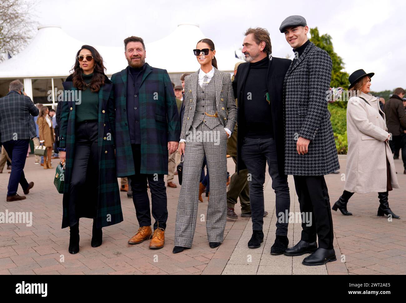 Nick Knowles, Katie Dadzie, Jade Holland Cooper et Julian Dunkerton arrivent pour le quatrième jour du Festival de Cheltenham 2024 à l’hippodrome de Cheltenham. Date de la photo : vendredi 15 mars 2024. Banque D'Images