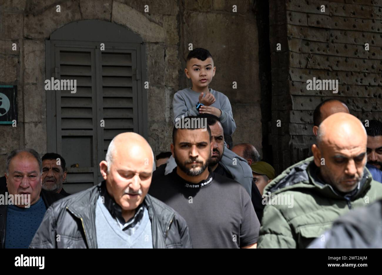 Vieille ville Jérusalem, Israël. 15 mars 2024. Les musulmans palestiniens marchent jusqu’à l’enceinte de la mosquée Al-Aqsa pour prier le premier vendredi du mois sacré du Ramadan, dans la vieille ville de Jérusalem, le 15 mars 2024. Israël était en état d'alerte avec plus de 3 000 policiers et gardes frontière déployés après que le Hamas eut appelé les fidèles palestiniens à se barricader à l'intérieur de la mosquée Al-Aqsa. Photo de Debbie Hill/ crédit : UPI/Alamy Live News Banque D'Images