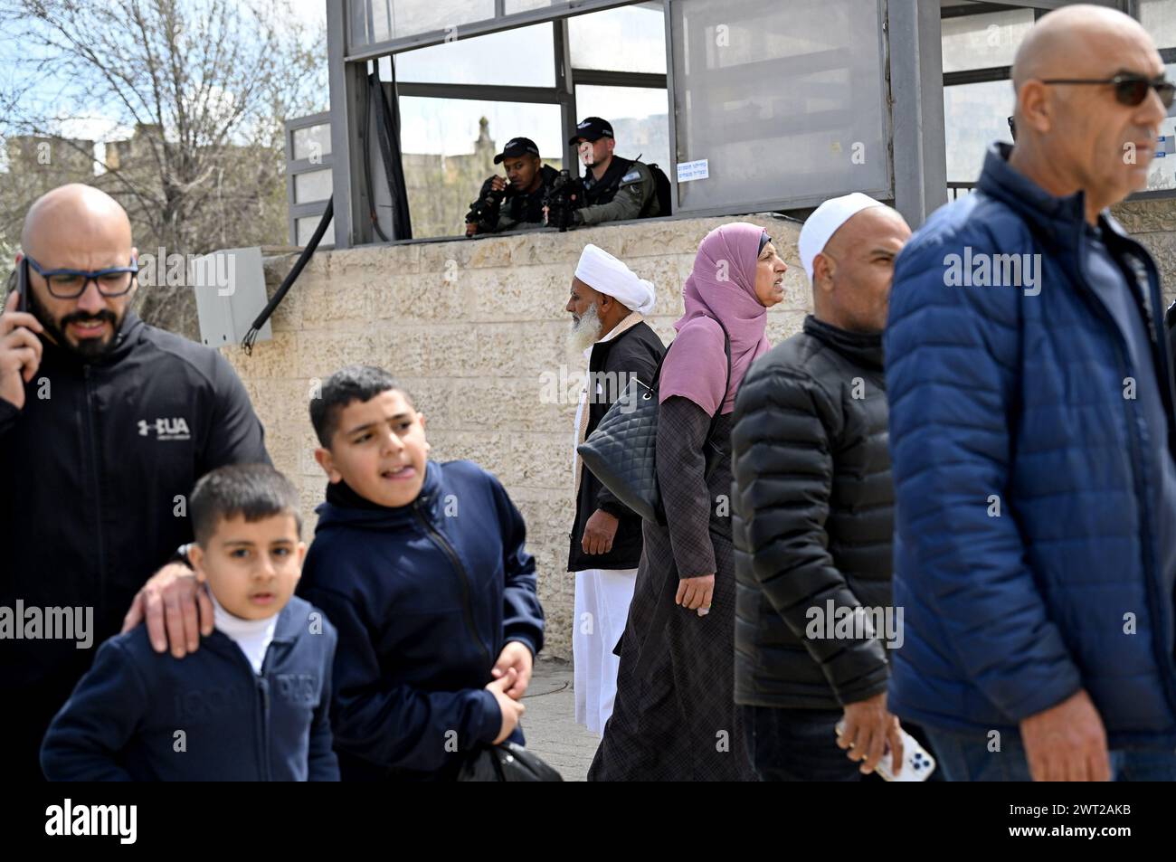 Vieille ville Jérusalem, Israël. 15 mars 2024. Les forces de sécurité israéliennes montent la garde alors que les musulmans palestiniens quittent la vieille ville de Jérusalem après avoir prié à la mosquée Al-Aqsa le premier vendredi du mois sacré du Ramadan, le 15 mars 2024. Israël était en état d'alerte avec plus de 3 000 policiers et gardes frontière déployés après que le Hamas eut appelé les fidèles palestiniens à se barricader à l'intérieur de la mosquée Al-Aqsa. Photo de Debbie Hill/ crédit : UPI/Alamy Live News Banque D'Images