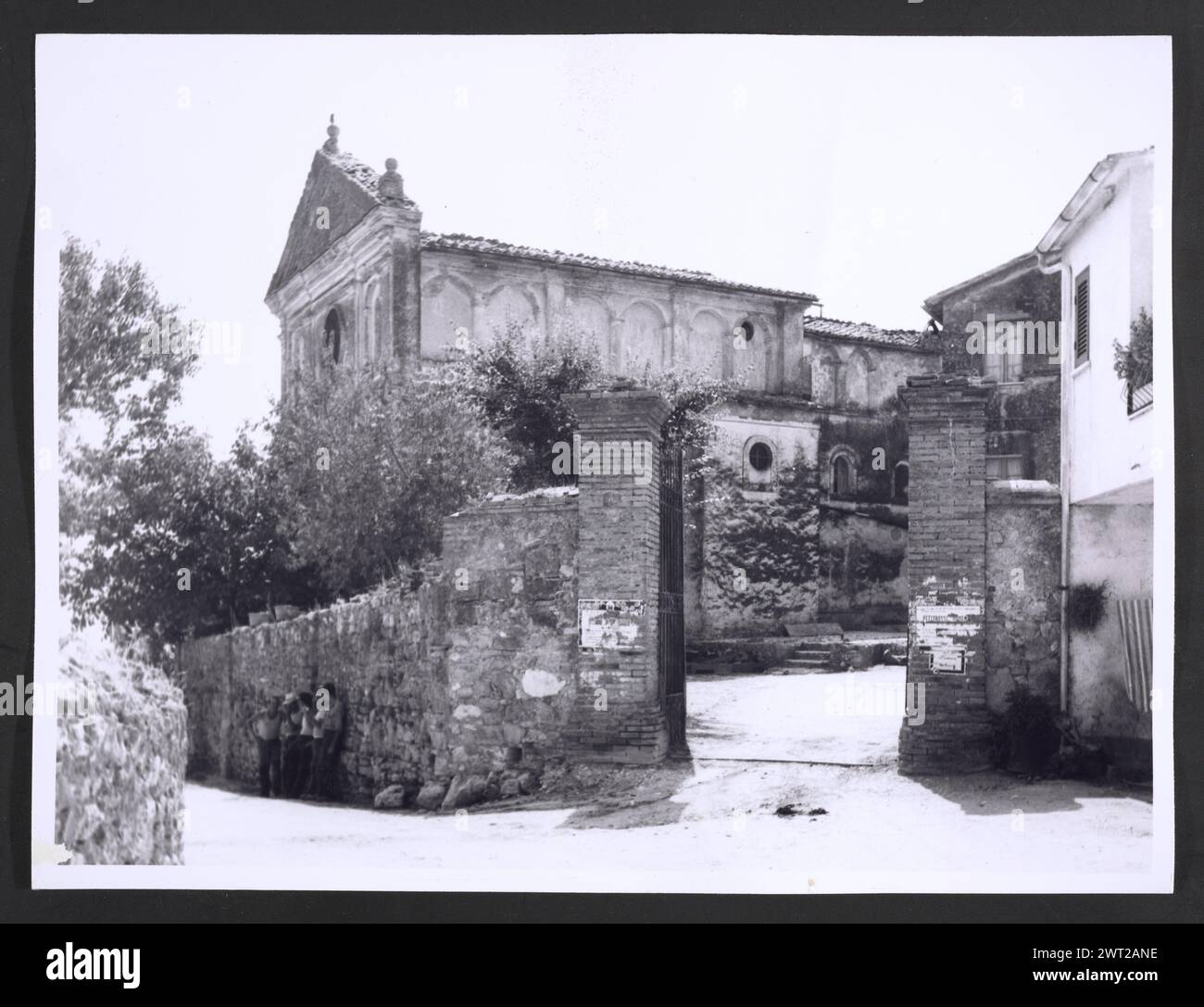 Ombrie Terni Calvi dell'Ombria S. Antonio. Hutzel, Max 1960-1990 vues extérieures et intérieures de l'église ; peintures et sculptures intérieures de la haute Renaissance et baroque ; un rare groupe sculptural sculpté en bois de 30 figures datant du milieu du XVIe siècle. Notes de l'objet : Hutzel a tourné cette campagne en 1984. Photographe et érudit d'origine allemande Max Hutzel (1911-1988) photographié en Italie du début des années 1960 jusqu'à sa mort. Le résultat de ce projet, désigné par Hutzel comme Foto Arte Minore, est une documentation approfondie du développement historique de l'art en Italie jusqu'au XVIIIe siècle, y compris objec Banque D'Images