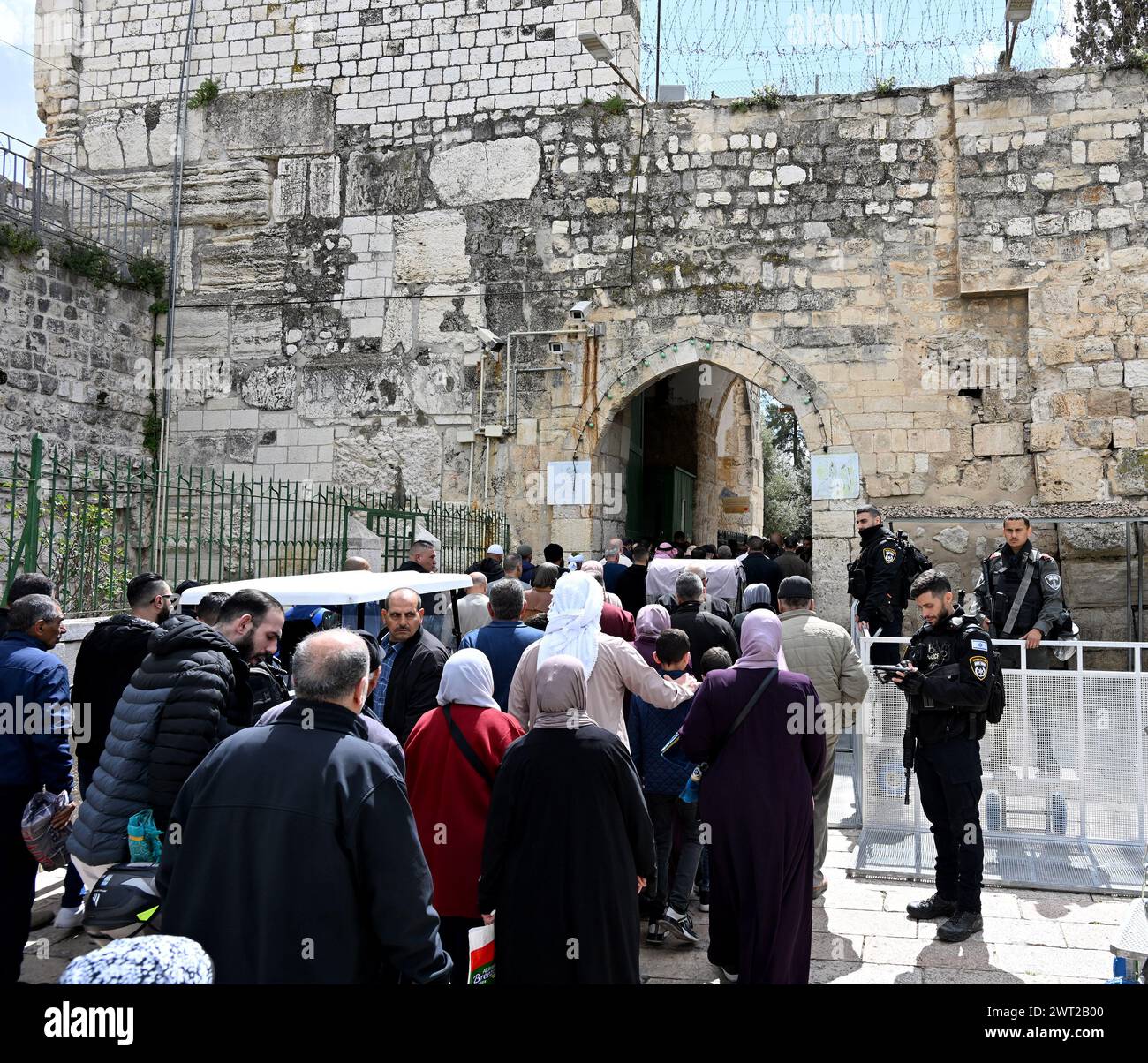 Vieille ville Jérusalem, Israël. 15 mars 2024. Les forces de sécurité israéliennes montent la garde alors que les musulmans palestiniens marchent vers l’enceinte de la mosquée Al-Aqsa pour prier le premier vendredi du mois sacré du Ramadan, dans la vieille ville de Jérusalem, le 15 mars 2024. Israël était en état d'alerte avec plus de 3 000 policiers et gardes frontière déployés après que le Hamas eut appelé les fidèles palestiniens à se barricader à l'intérieur de la mosquée Al-Aqsa. Photo de Debbie Hill/ crédit : UPI/Alamy Live News Banque D'Images