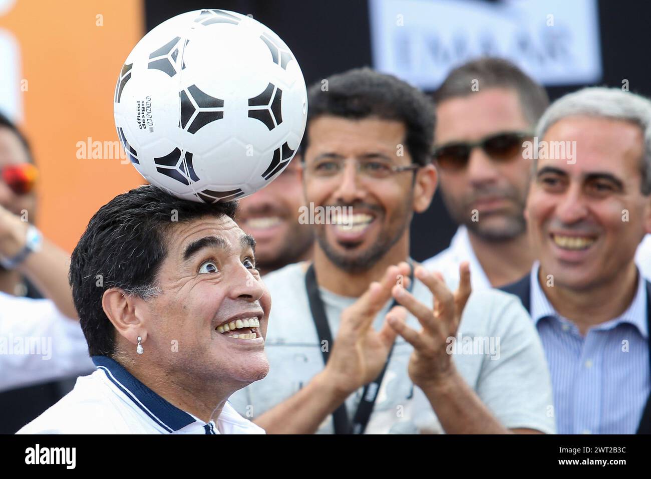 Le célèbre footballeur Diego Armando Maradona joue avec un ballon lors d'une rencontre avec les fans à Naples Banque D'Images