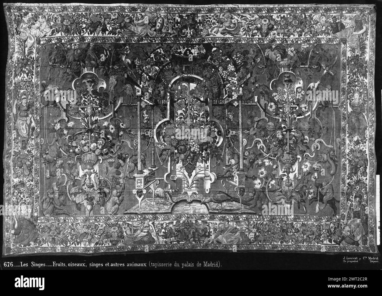 Singes jouant avec des cordes. Vredeman de Vries, Hans (Netherlandish (before 1600) - North Netherlands, 1527-CA.1604) (dessinateur, attr.) [Peintre] c. 1550-1560 tapisserie dimensions : H 360 x l 530 cm tapisserie matériaux/techniques : laine et soie ; fil métallique (or) ; fil métallique (argent) culture : Centre de tissage flamand : Bruxelles historique de propriété : inventaire de Carlos II (1701-1703). Inventaire de Carlos III (1788). Inventaire de Fernando VII (1834). Espagne, Madrid, Palacio Real de Madrid, accno. A. 258-7490. 8 singes avec des cordes parmi des motifs de fleurs, fruits, vases et oiseaux ; tonnelle centrale Banque D'Images