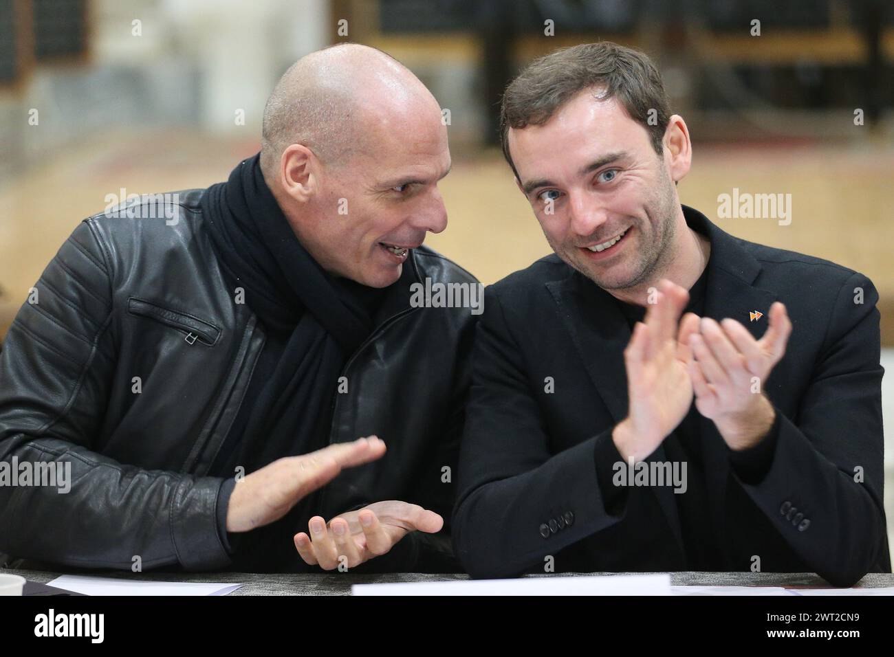 Yanis Varoufakis et Lorenzo Marsili lors de la présentation de la liste politique transnationale qui sera présentée aux élections européennes de Banque D'Images